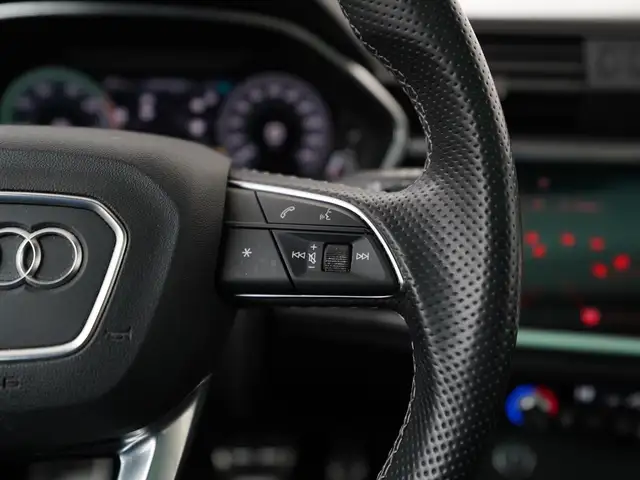 Audi Q3 view 10