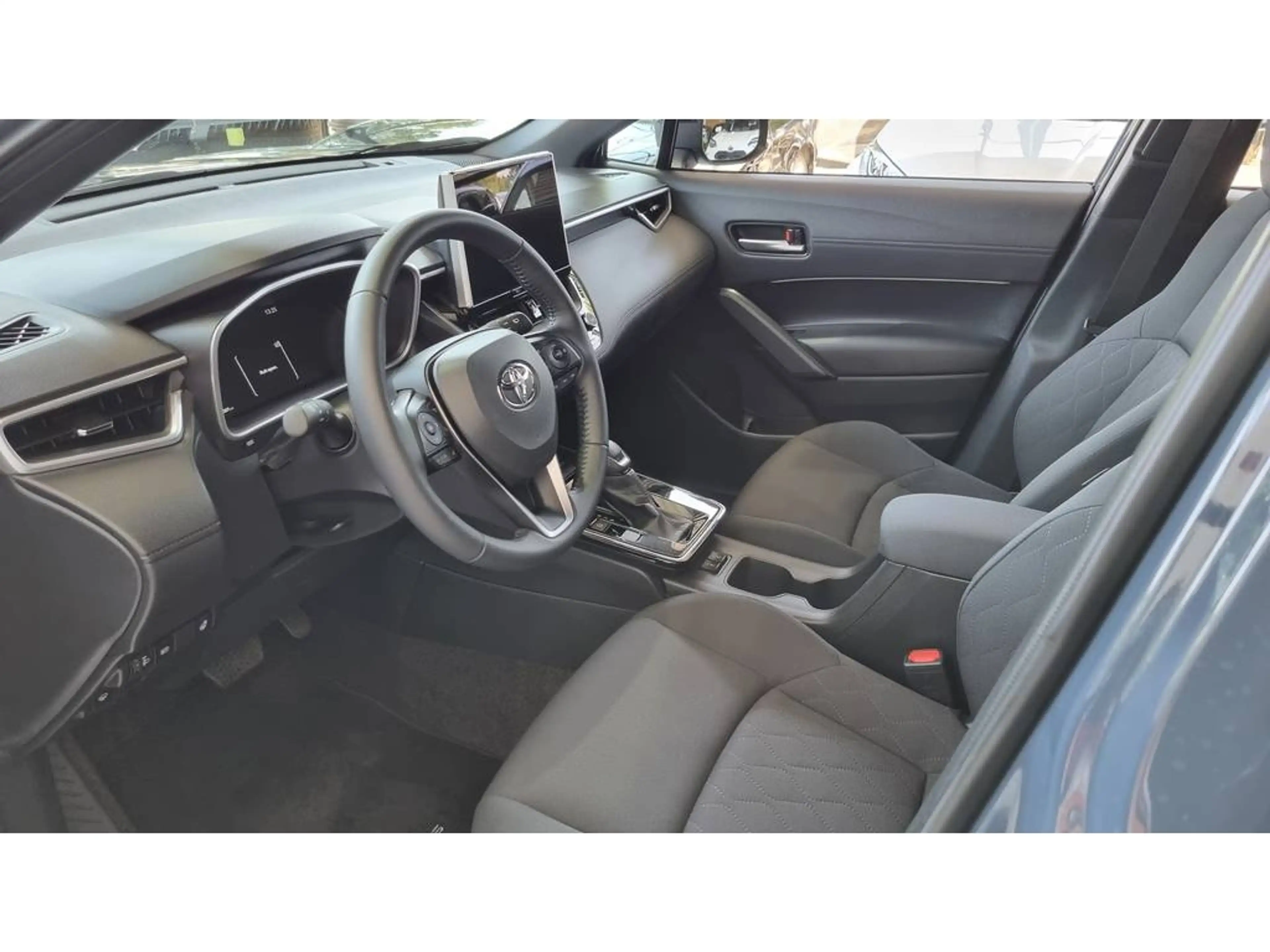 Toyota Corolla Cross Hybrid 140 Dynamic — photo 9