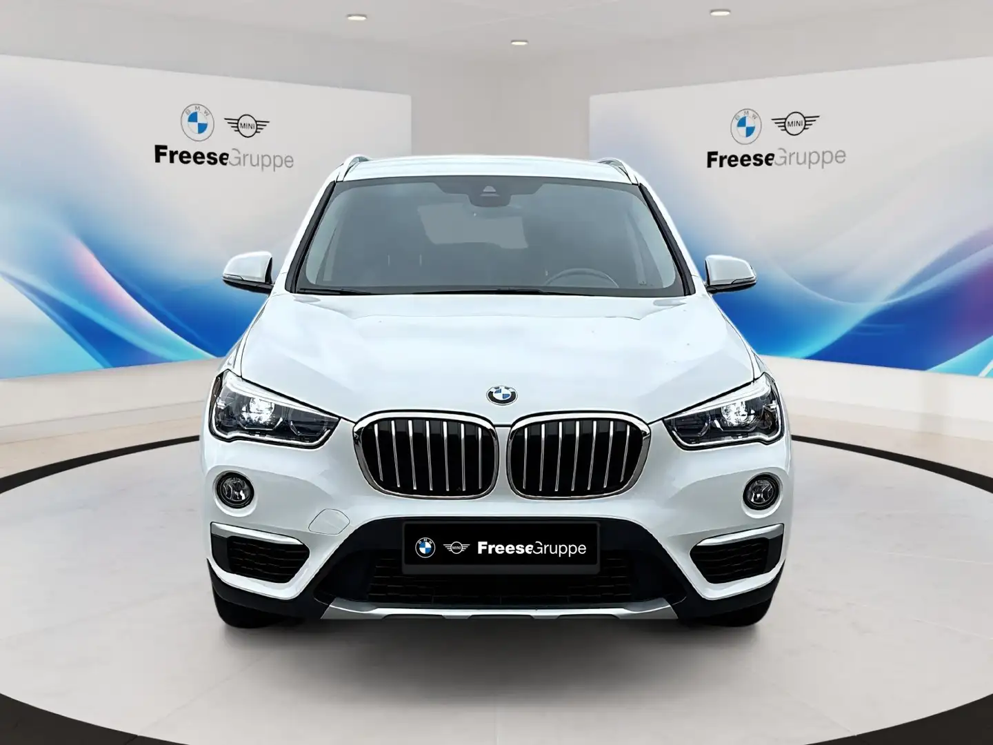 BMW X1 sDrive18i  xLine LED Navi Tempomat AHK schw. Blanc - 2