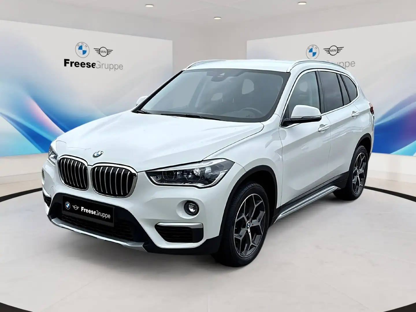 BMW X1 sDrive18i  xLine LED Navi Tempomat AHK schw. Blanc - 1