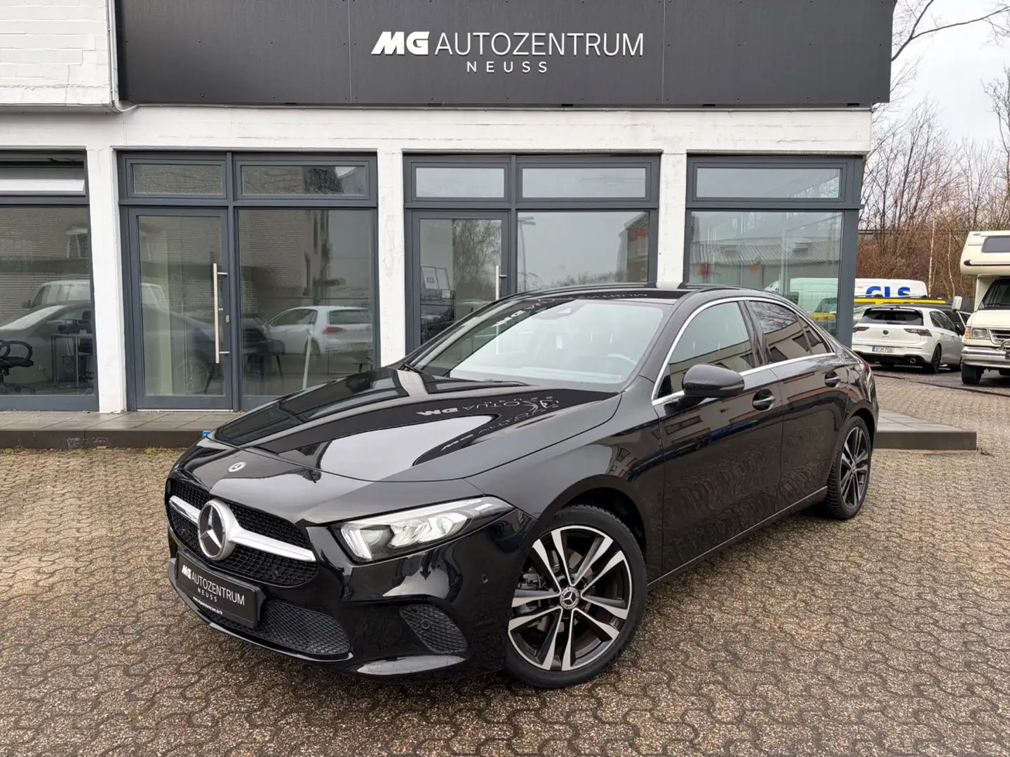 Mercedes-Benz A 180 Limousine *Ambiente*Burmester*Widescreen* Noir - 1