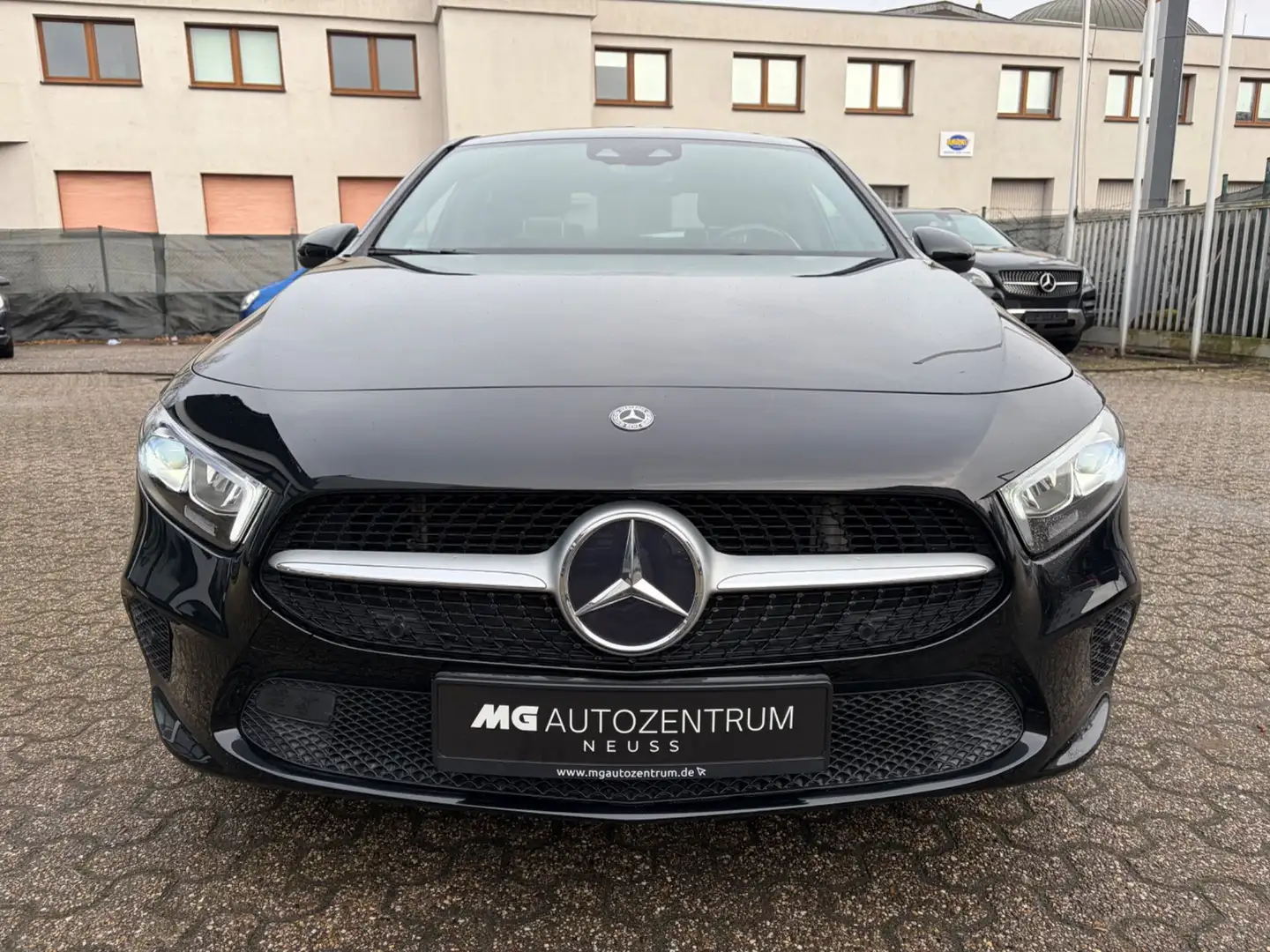 Mercedes-Benz A 180 Limousine *Ambiente*Burmester*Widescreen* Noir - 2