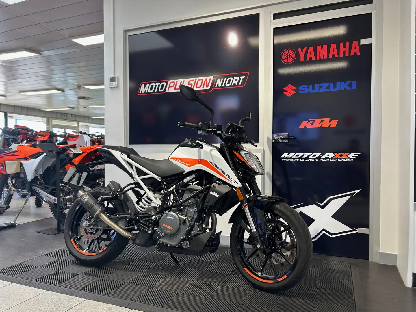 KTM 390 Duke Weiß - 1
