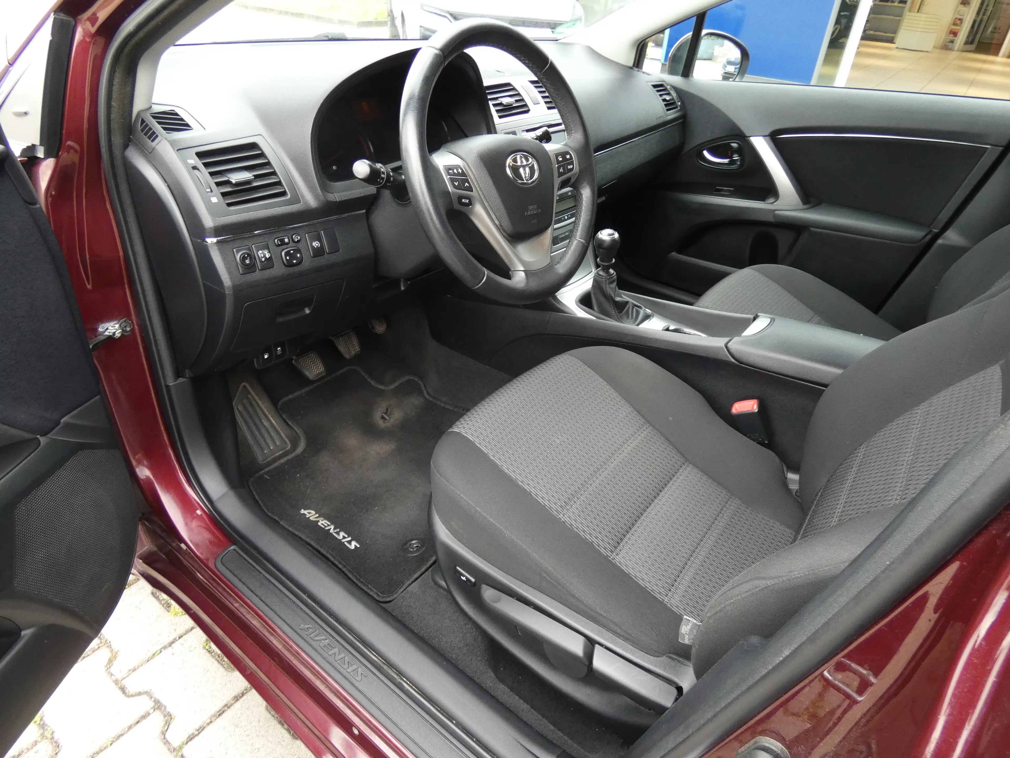 Toyota Avensis Combi 1.8 Allwetterreifen Sitzheizung AHK TÜV — photo 9
