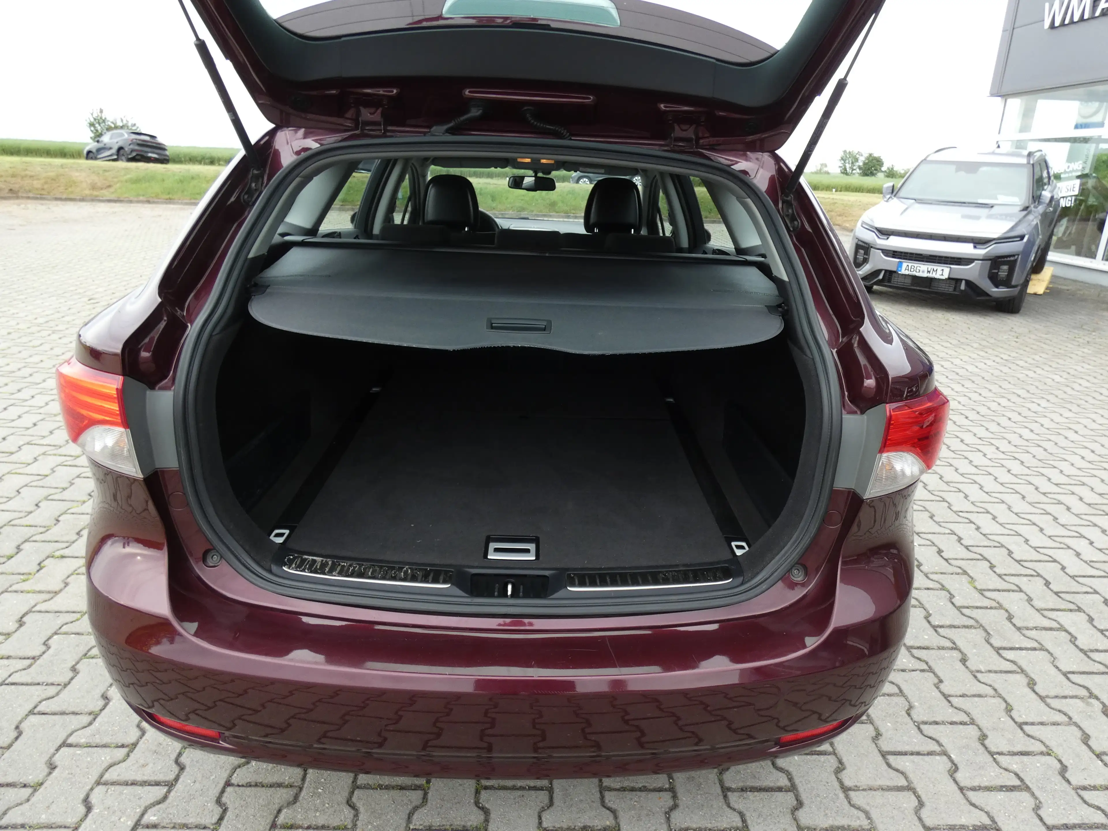 Toyota Avensis Combi 1.8 Allwetterreifen Sitzheizung AHK TÜV — photo 6