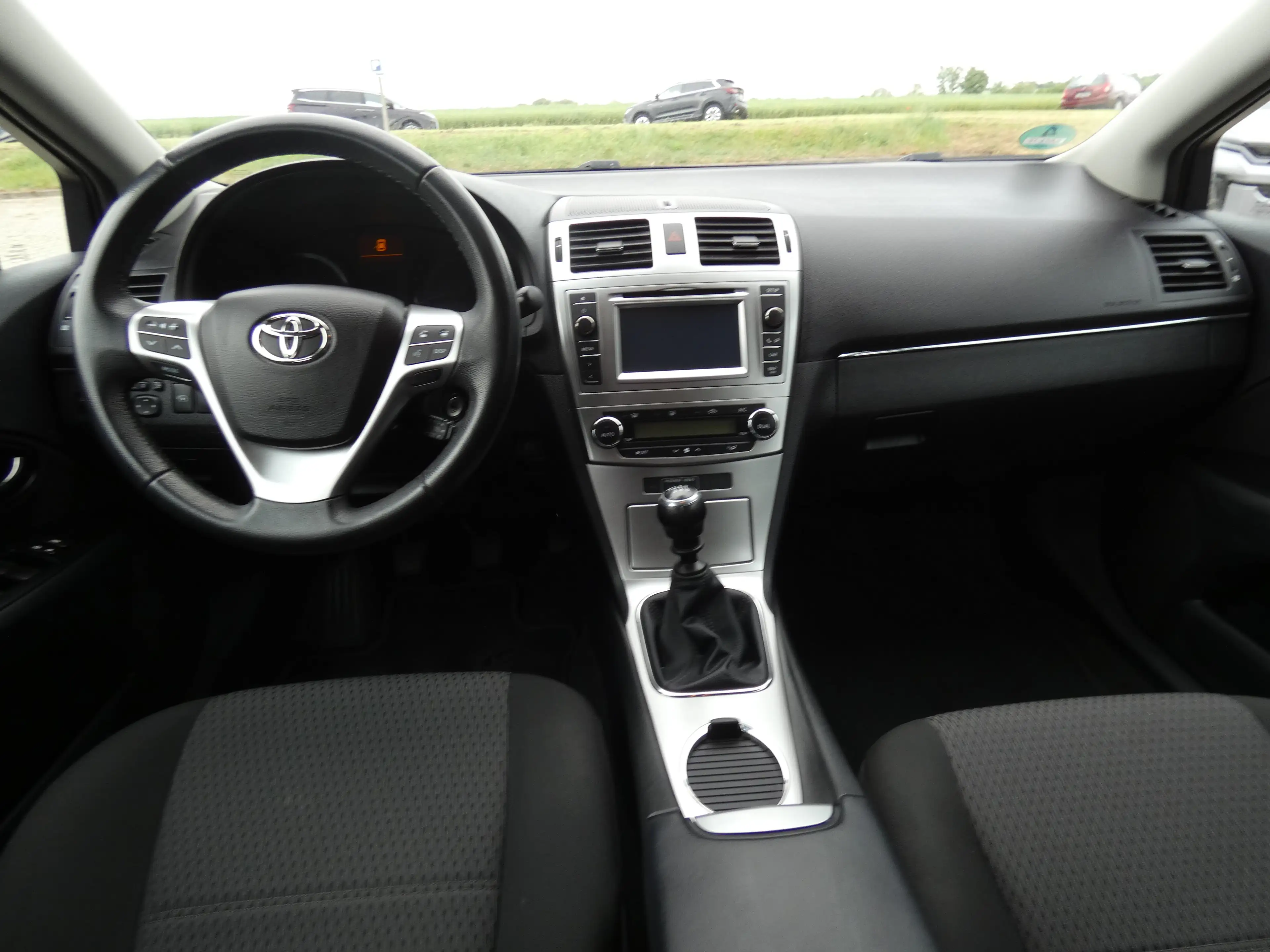 Toyota Avensis Combi 1.8 Allwetterreifen Sitzheizung AHK TÜV — photo 8