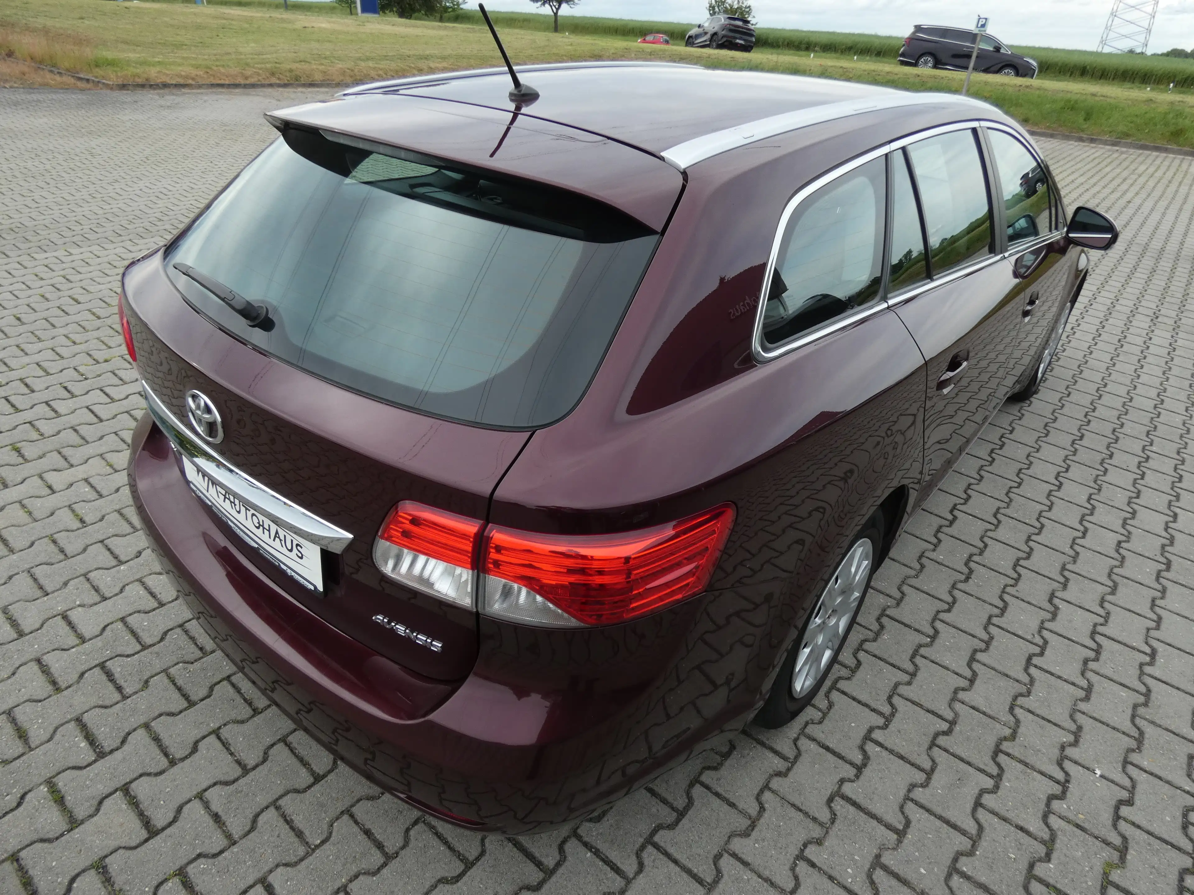 Toyota Avensis Combi 1.8 Allwetterreifen Sitzheizung AHK TÜV — photo 4