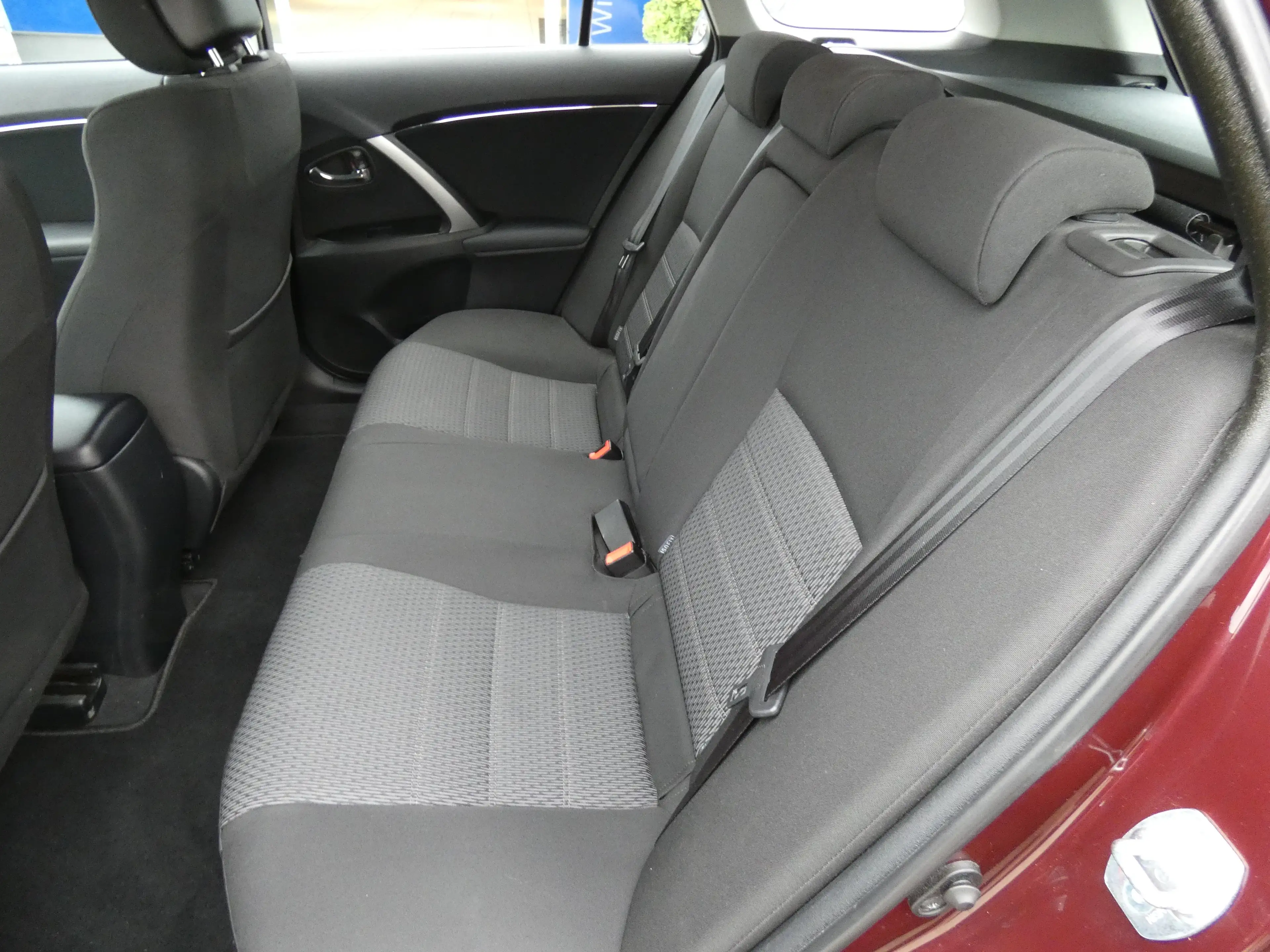 Toyota Avensis Combi 1.8 Allwetterreifen Sitzheizung AHK TÜV — photo 7
