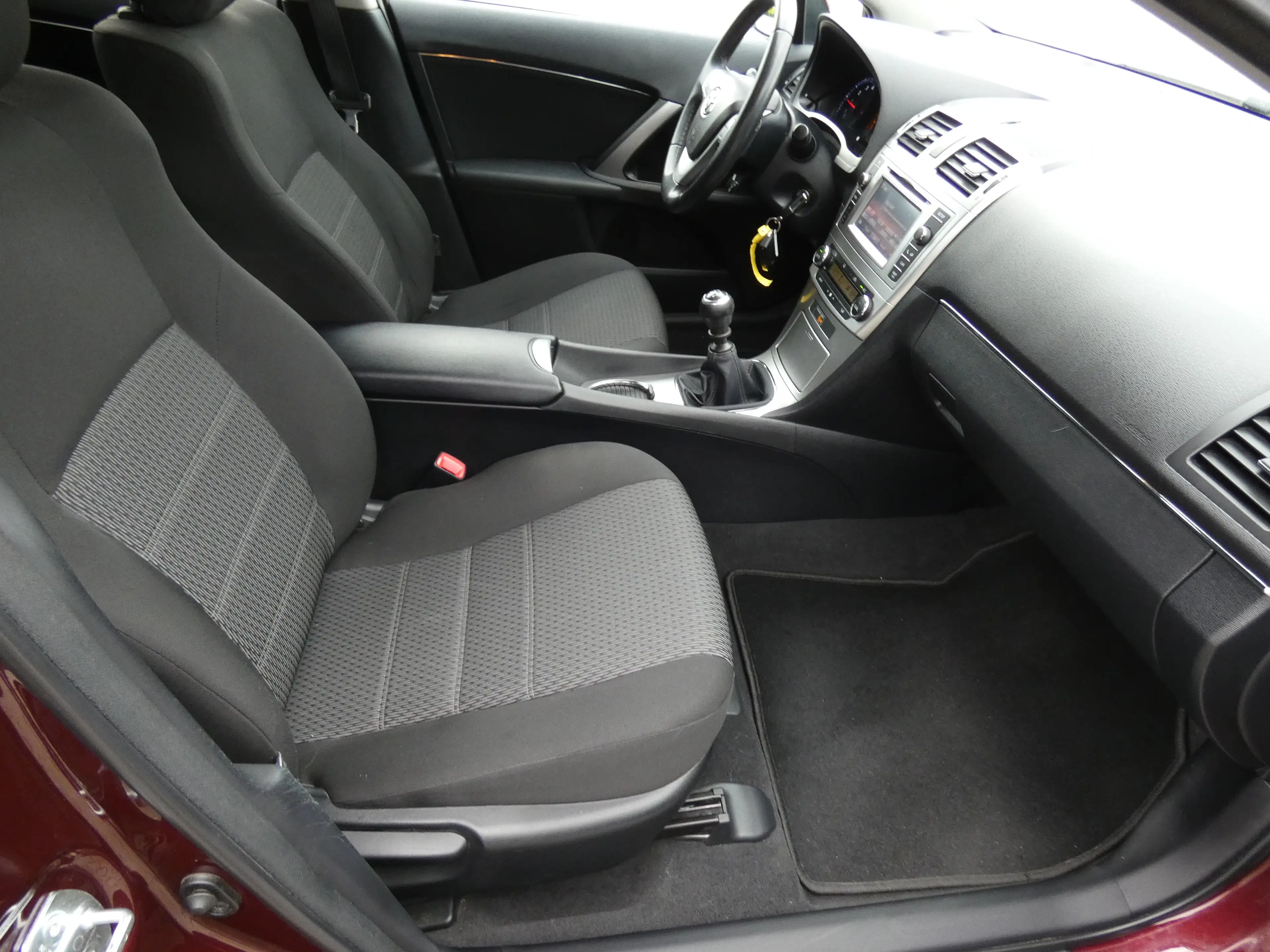Toyota Avensis Combi 1.8 Allwetterreifen Sitzheizung AHK TÜV — photo 14