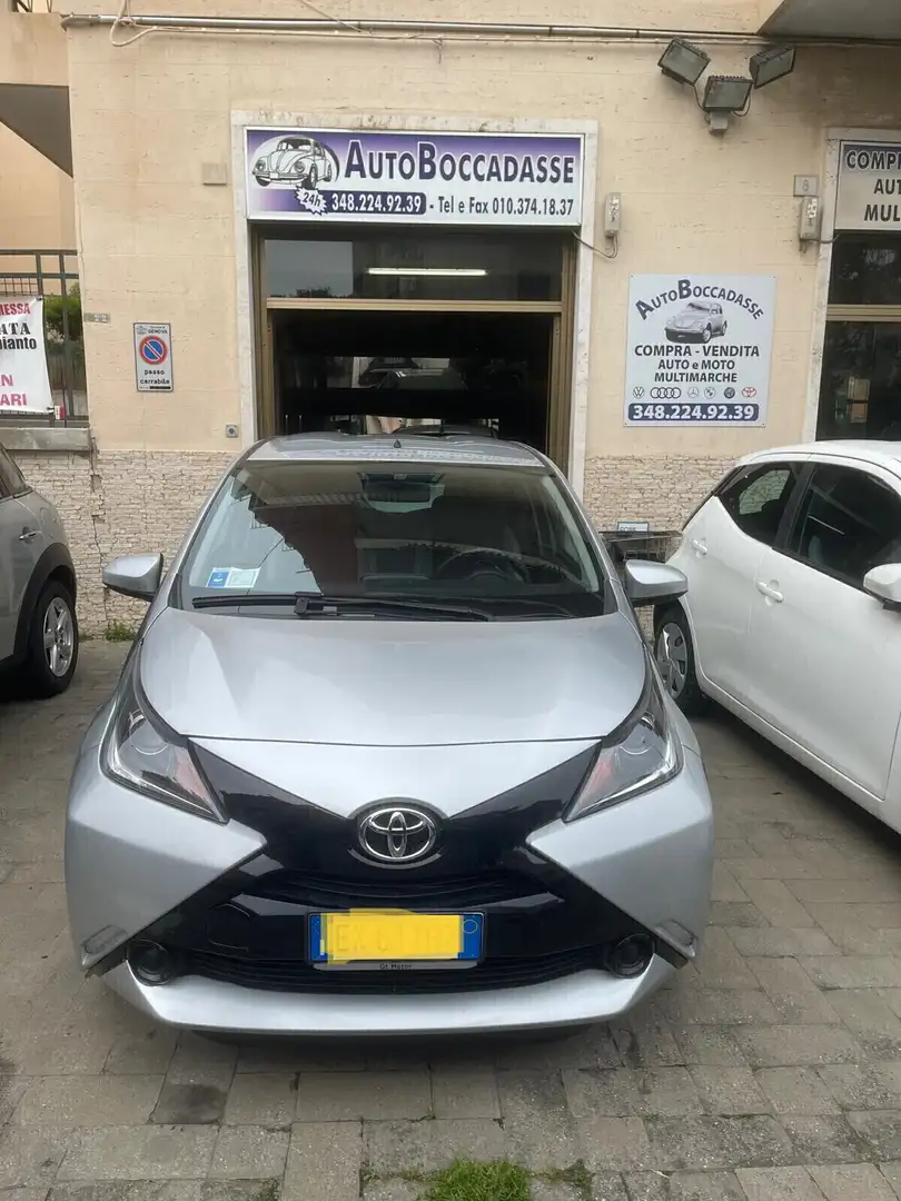 Toyota Aygo 1.0 VVT-i 69 CV 5 porte x-clusiv MMT Gris - 1