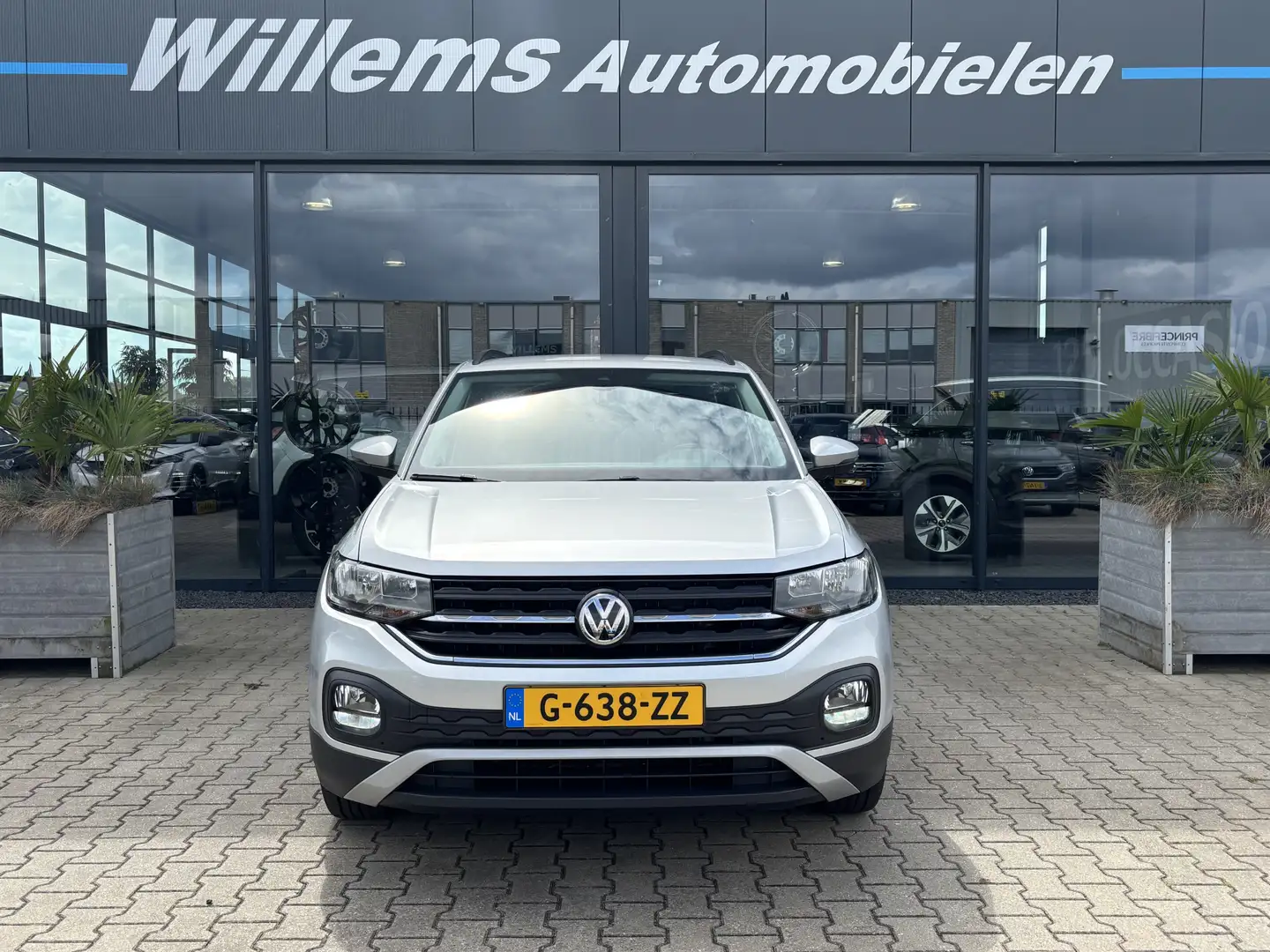 Volkswagen T-Cross 1.0 TSI Life Stoelverwarming, App-Connect & Camera Grijs - 2