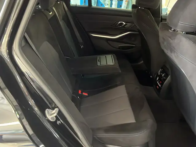 BMW 3 Series view 23