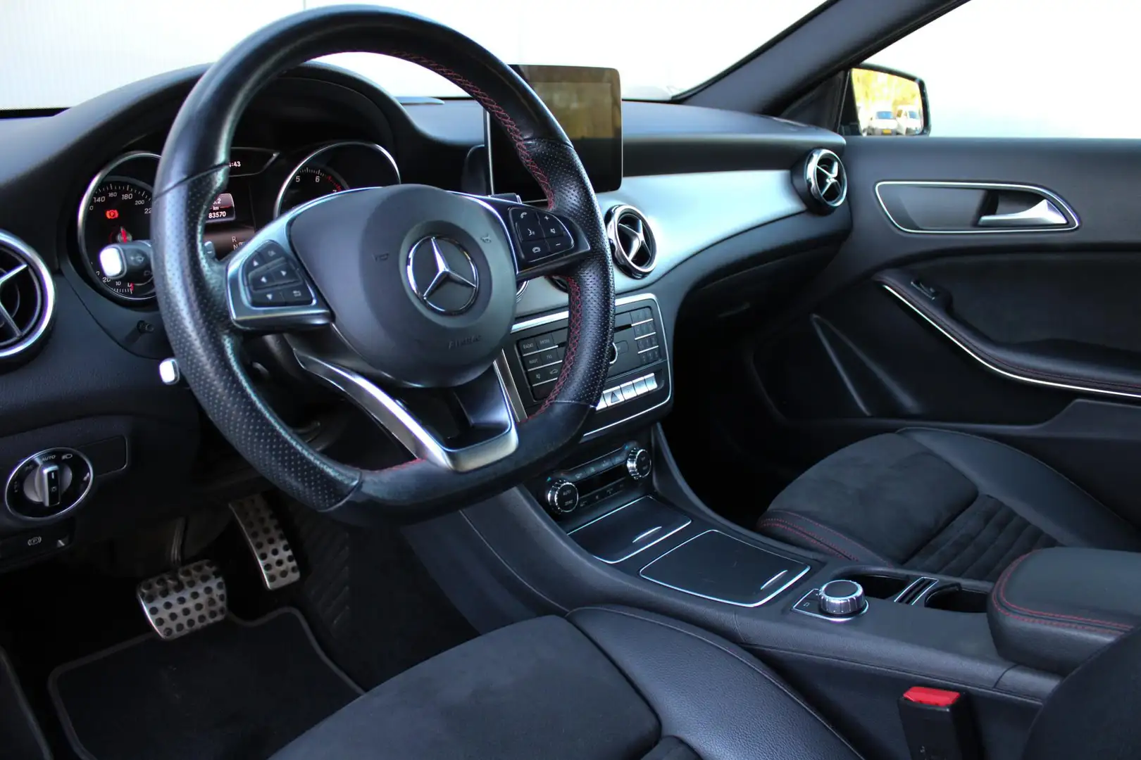 Mercedes-Benz GLA 180 122pk Business Solution AMG Automaat | Camera | Na Noir - 2