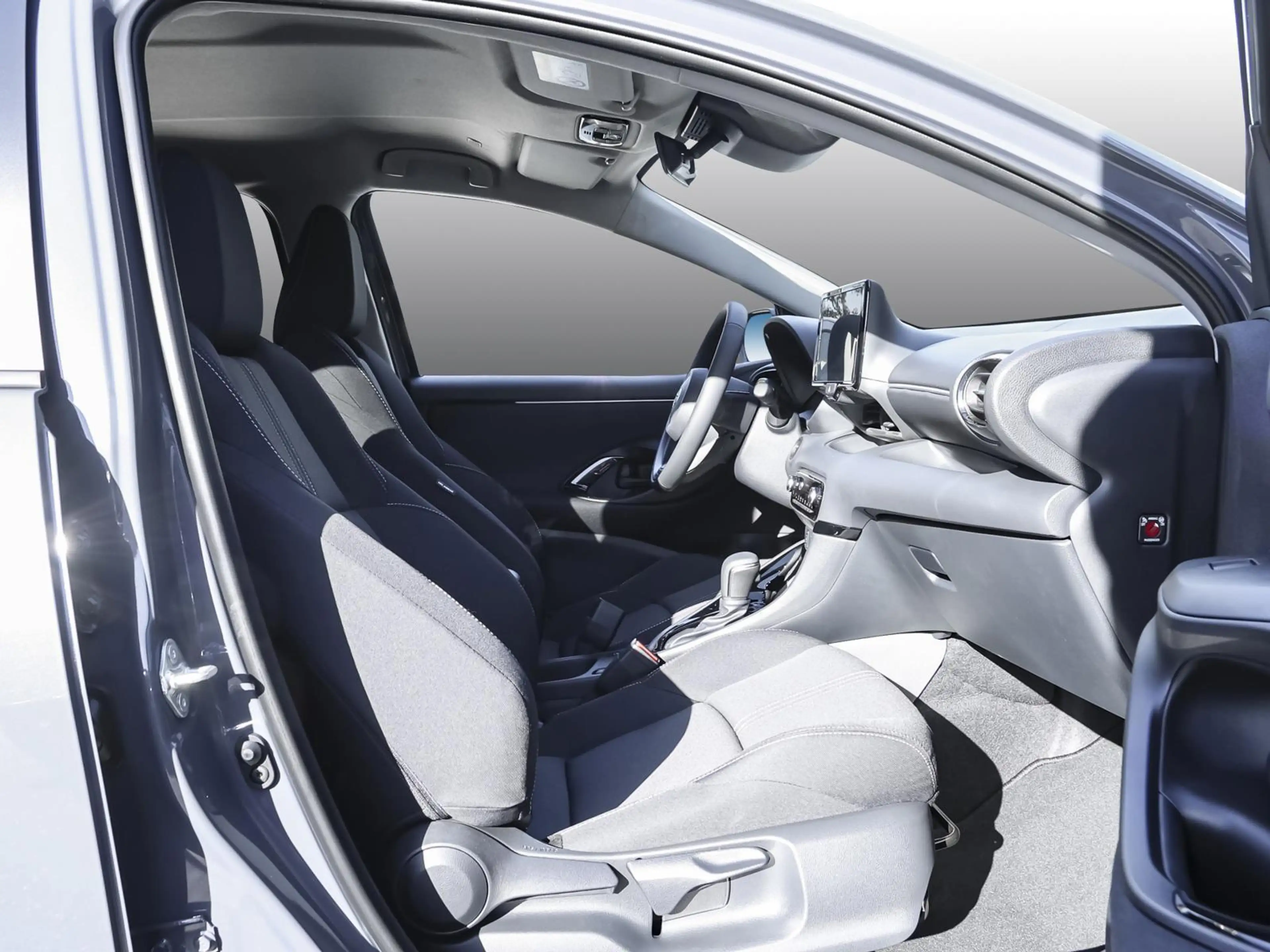 Toyota Yaris Teamplayer 1.5 Hybrid CVT NAVI SHZ PDC — photo 3