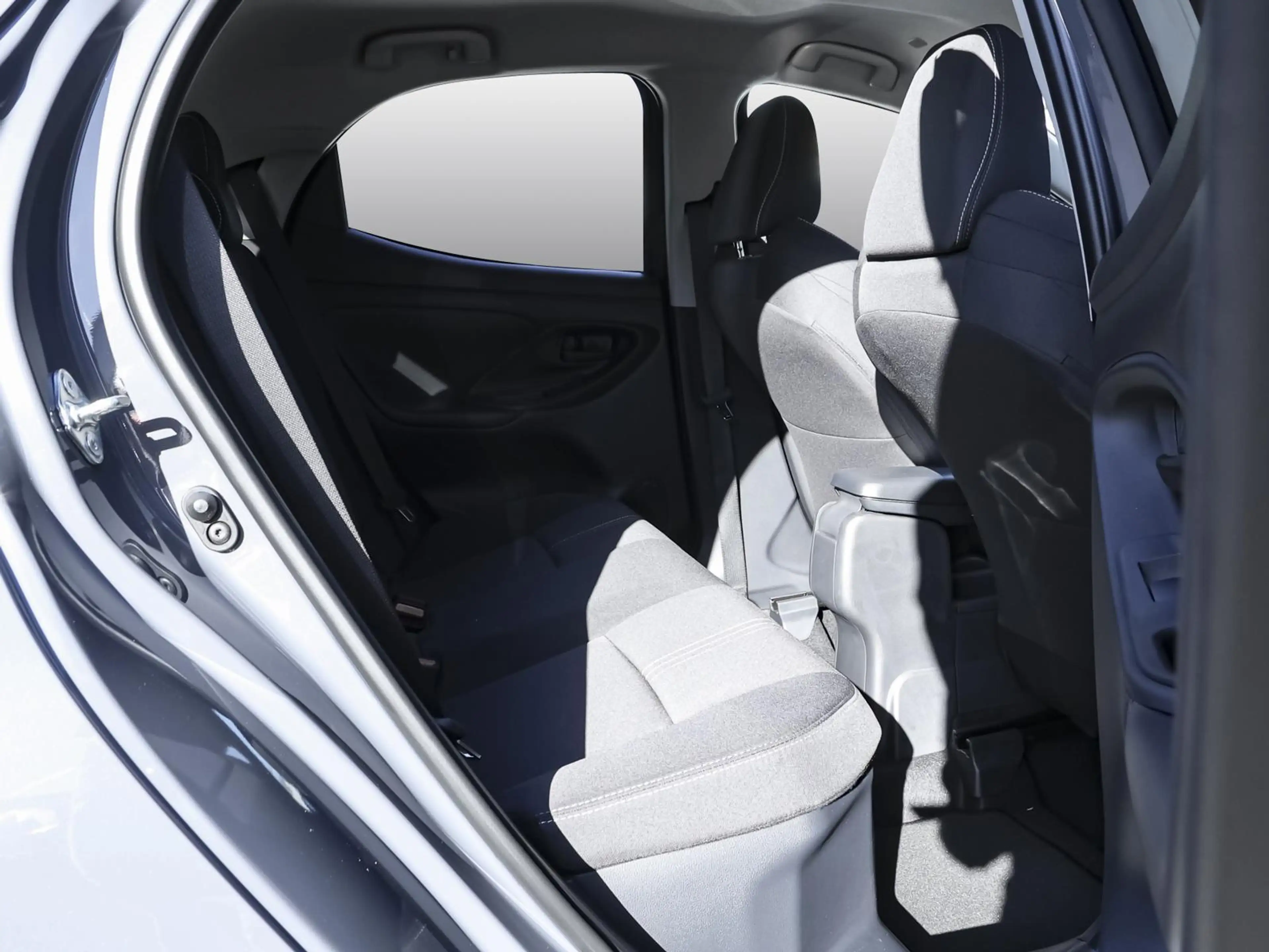 Toyota Yaris Teamplayer 1.5 Hybrid CVT NAVI SHZ PDC — photo 4
