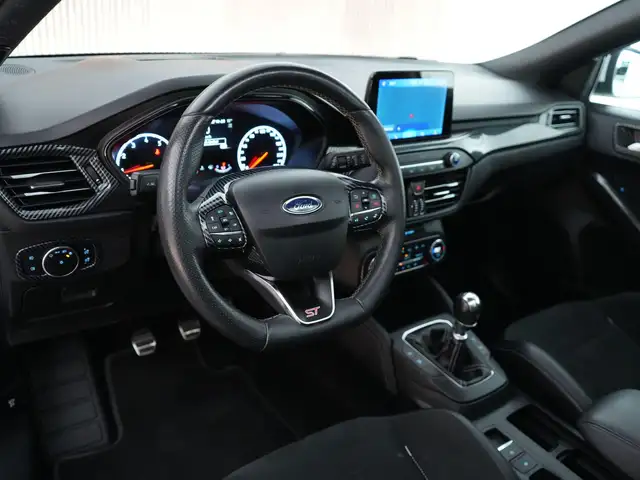 Ford Focus view 3