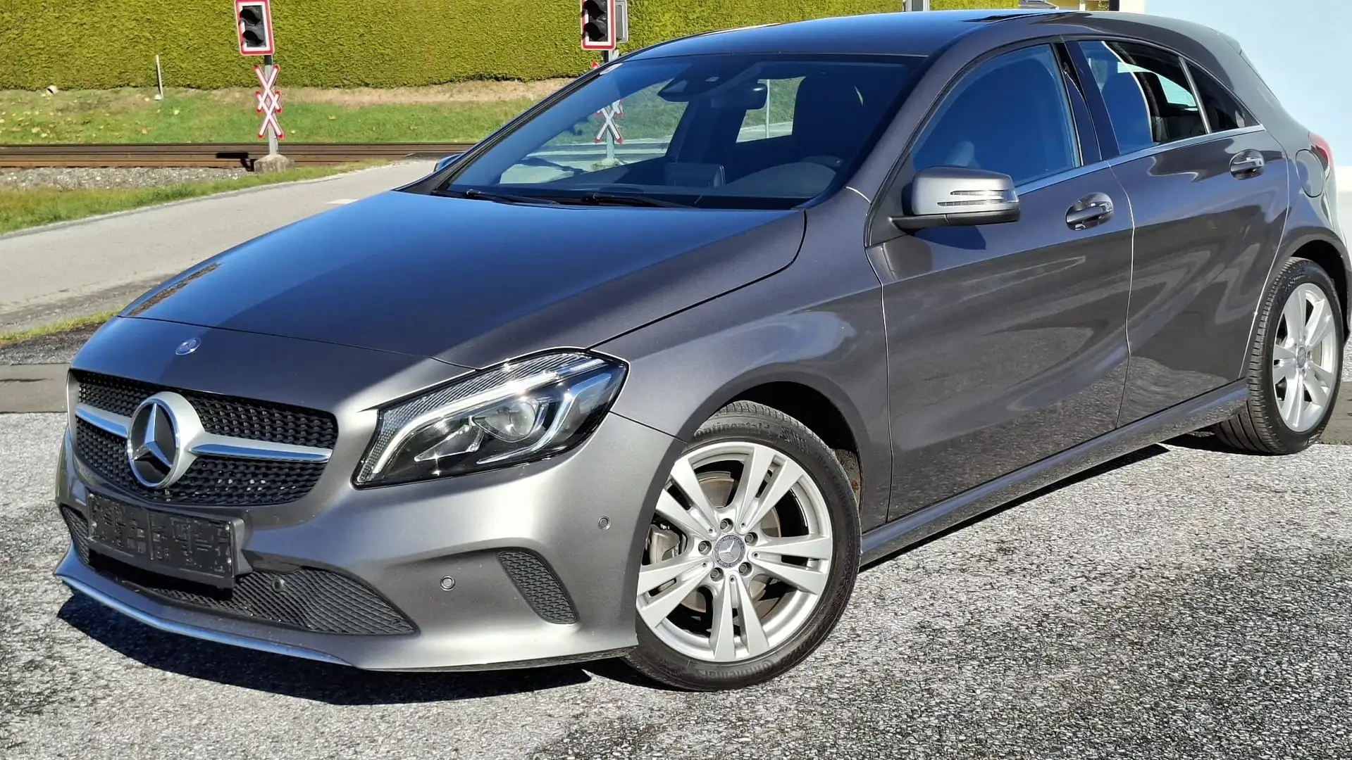 Mercedes-Benz A 200 A 200 d Aut. *LED*LEDER*NAVI*AMG*FSE*GRA*TOP-ZUST. Grau - 1