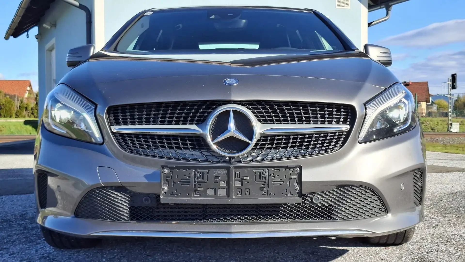 Mercedes-Benz A 200 A 200 d Aut. *LED*LEDER*NAVI*AMG*FSE*GRA*TOP-ZUST. Grau - 2