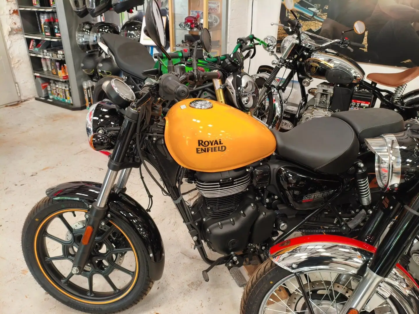 Royal Enfield Meteor 350 2024 Modell Aktion in gelb Żółty - 1