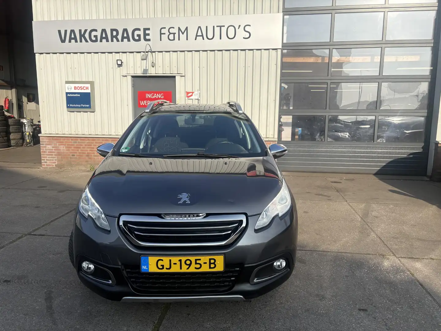 Peugeot 2008 1.2 PureTech Style Grijs - 2