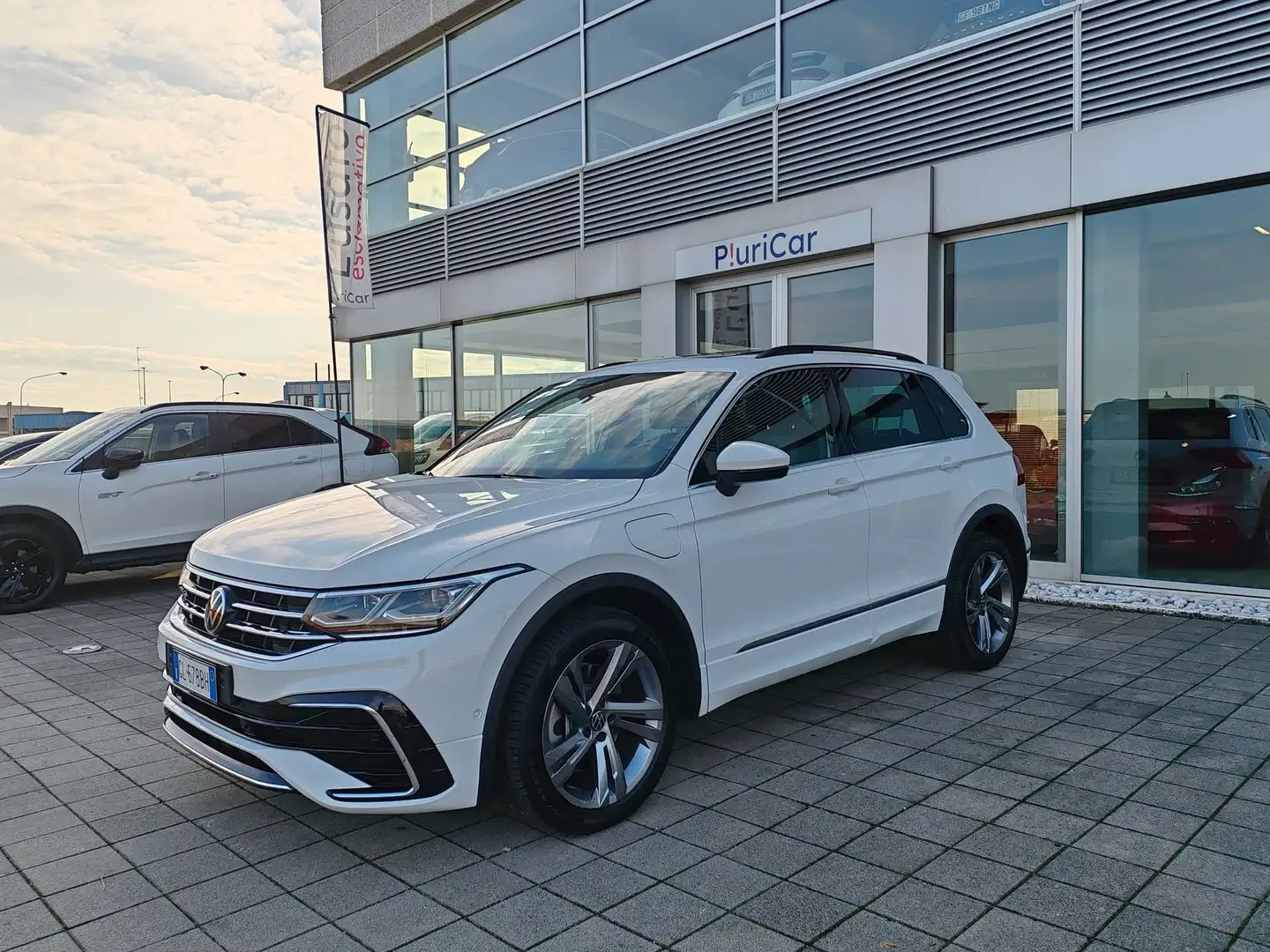 Volkswagen Tiguan 1.4 TSI eHYBRID 245cv DSG R-Line Tetto Fari LED Wit - 1