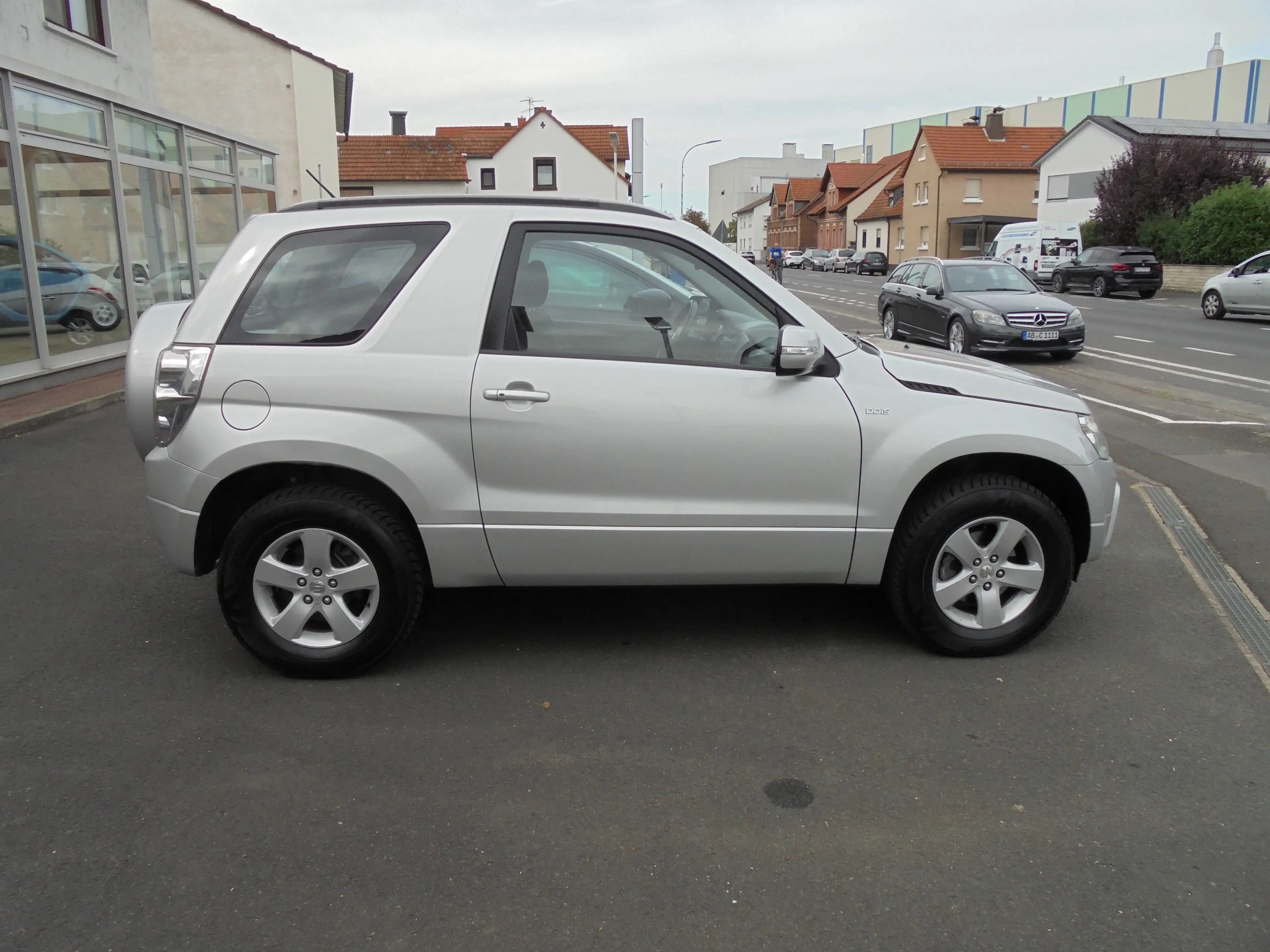 Suzuki Grand Vitara 1.9 DDIS 3 Türer - 1. Hand - Allrad - Klima - Zahnriemen neu - Top Zustand — photo 2