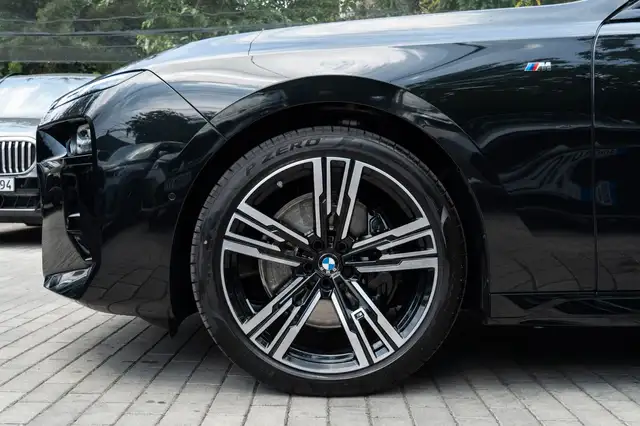 BMW 7 Series view 9