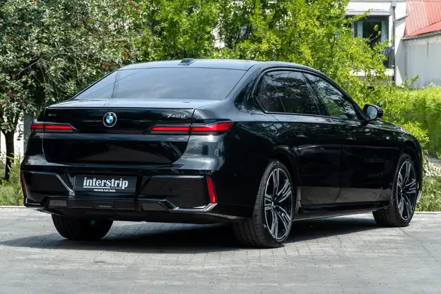 BMW 7 Series view 6