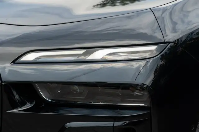BMW 7 Series view 8