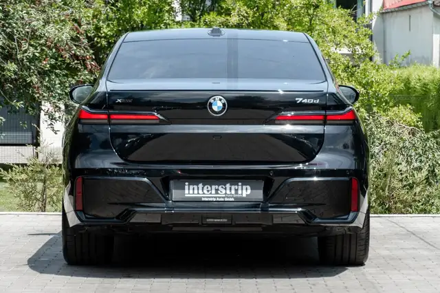 BMW 7 Series view 5