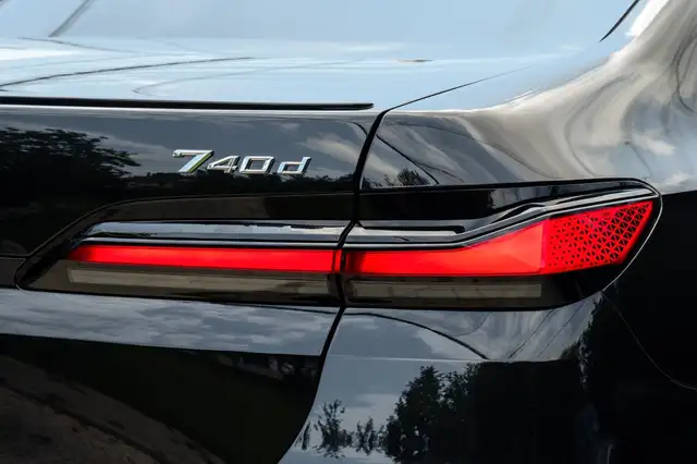 BMW 7 Series view 7