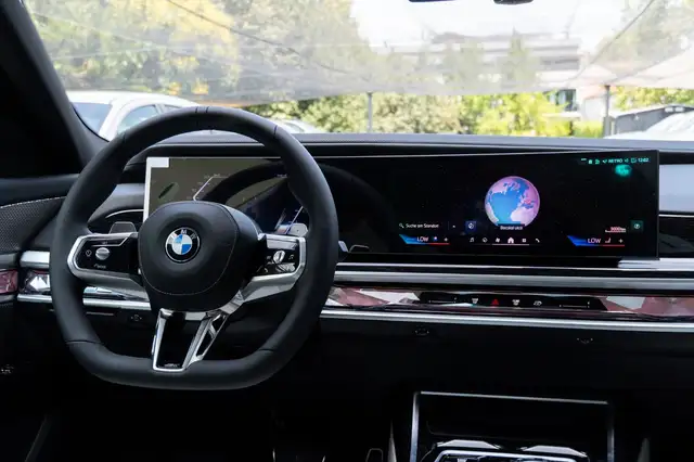 BMW 7 Series view 15
