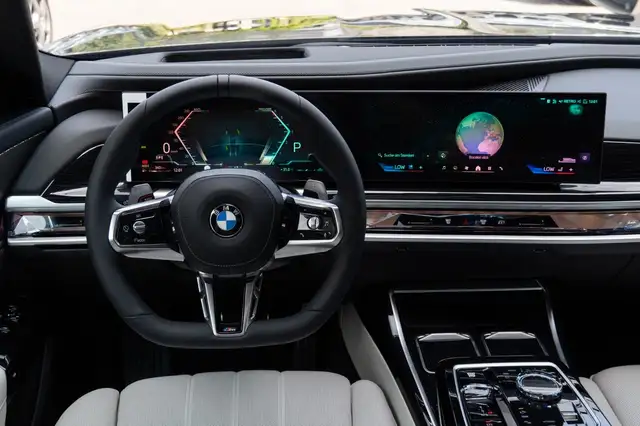 BMW 7 Series view 13