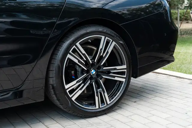 BMW 7 Series view 10