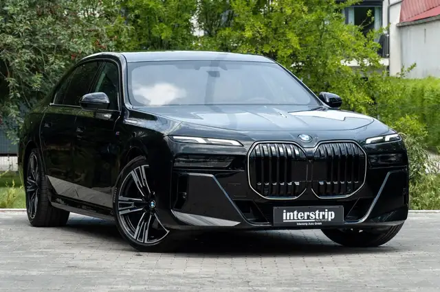 BMW 7 Series view 3