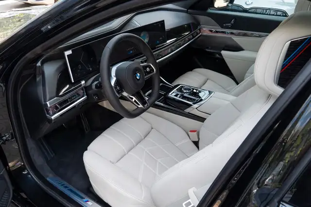 BMW 7 Series view 11