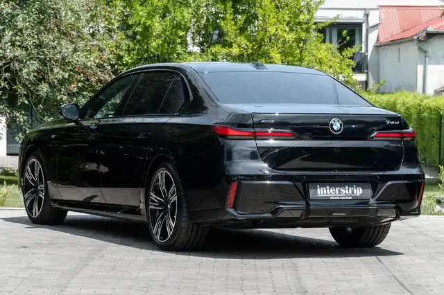 BMW 7 Series view 4