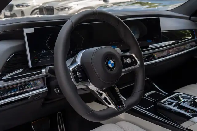 BMW 7 Series view 12