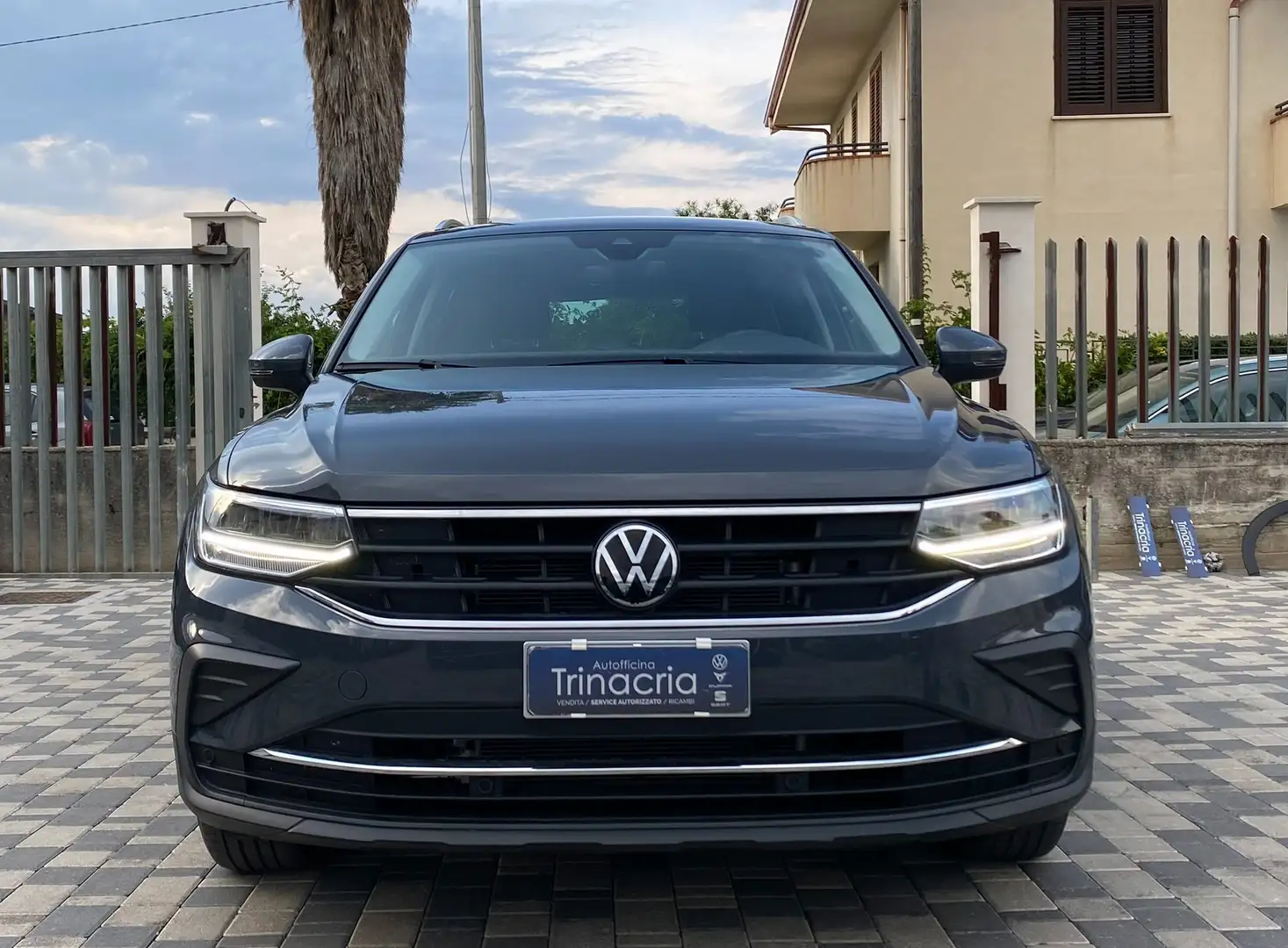 Volkswagen Tiguan Life 2.0 TDI 150CV DSG Grijs - 2