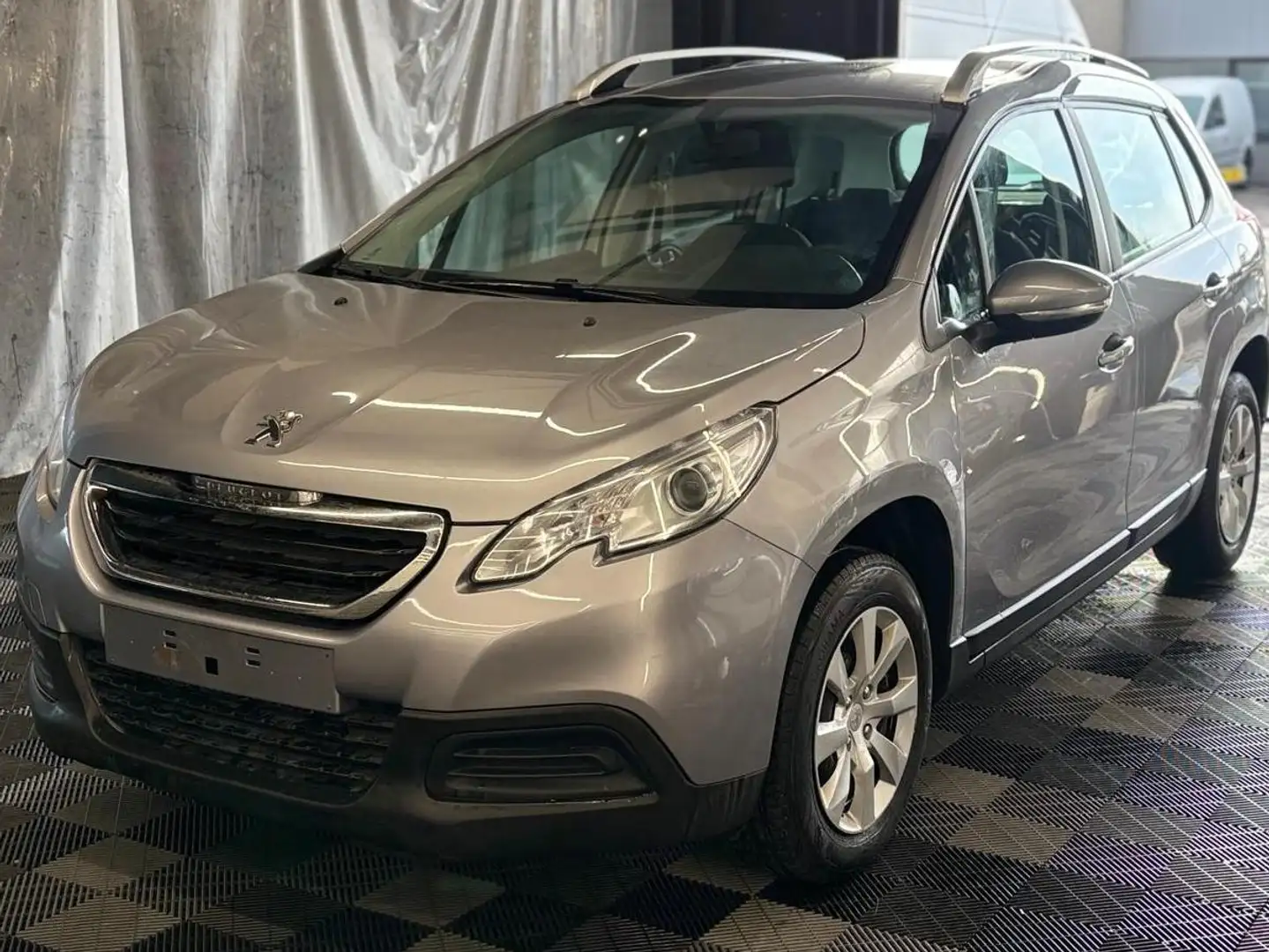 Peugeot 2008 1.2i benz.  bj. 2016 Euro 6 Silber - 1