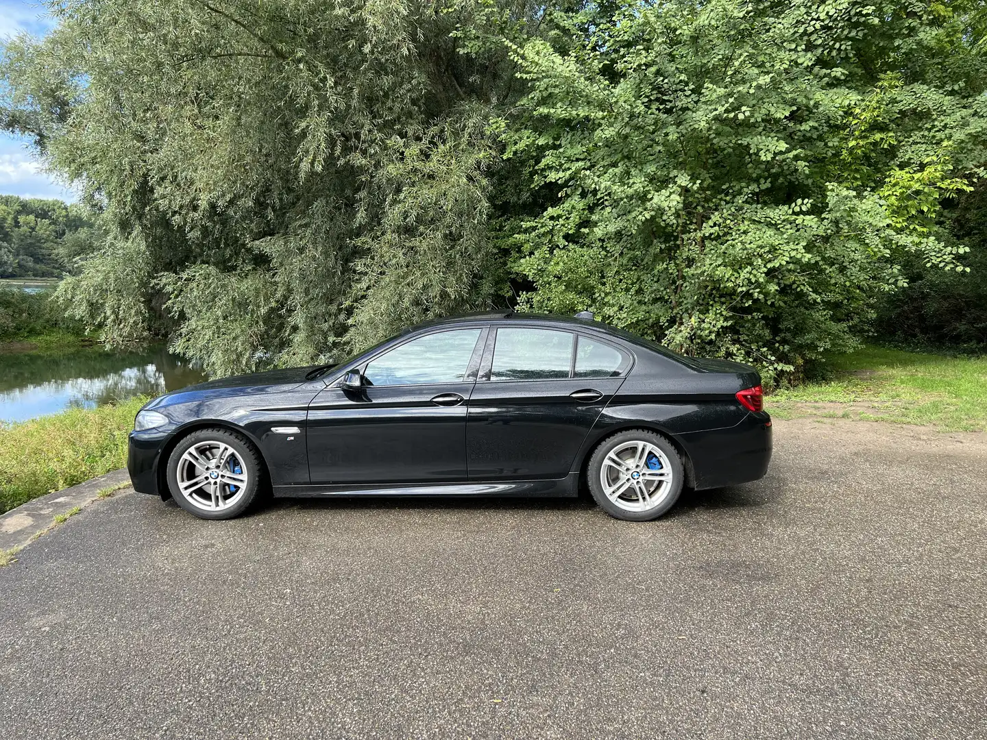 BMW 525 BMW 5er F10 525d M-Paket ab Werk Facelif Euro 6 Schwarz - 1