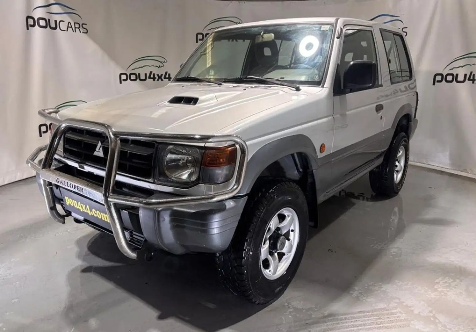 Mitsubishi Montero Corto 2.5 Tdi GLX Lujo Grijs - 2