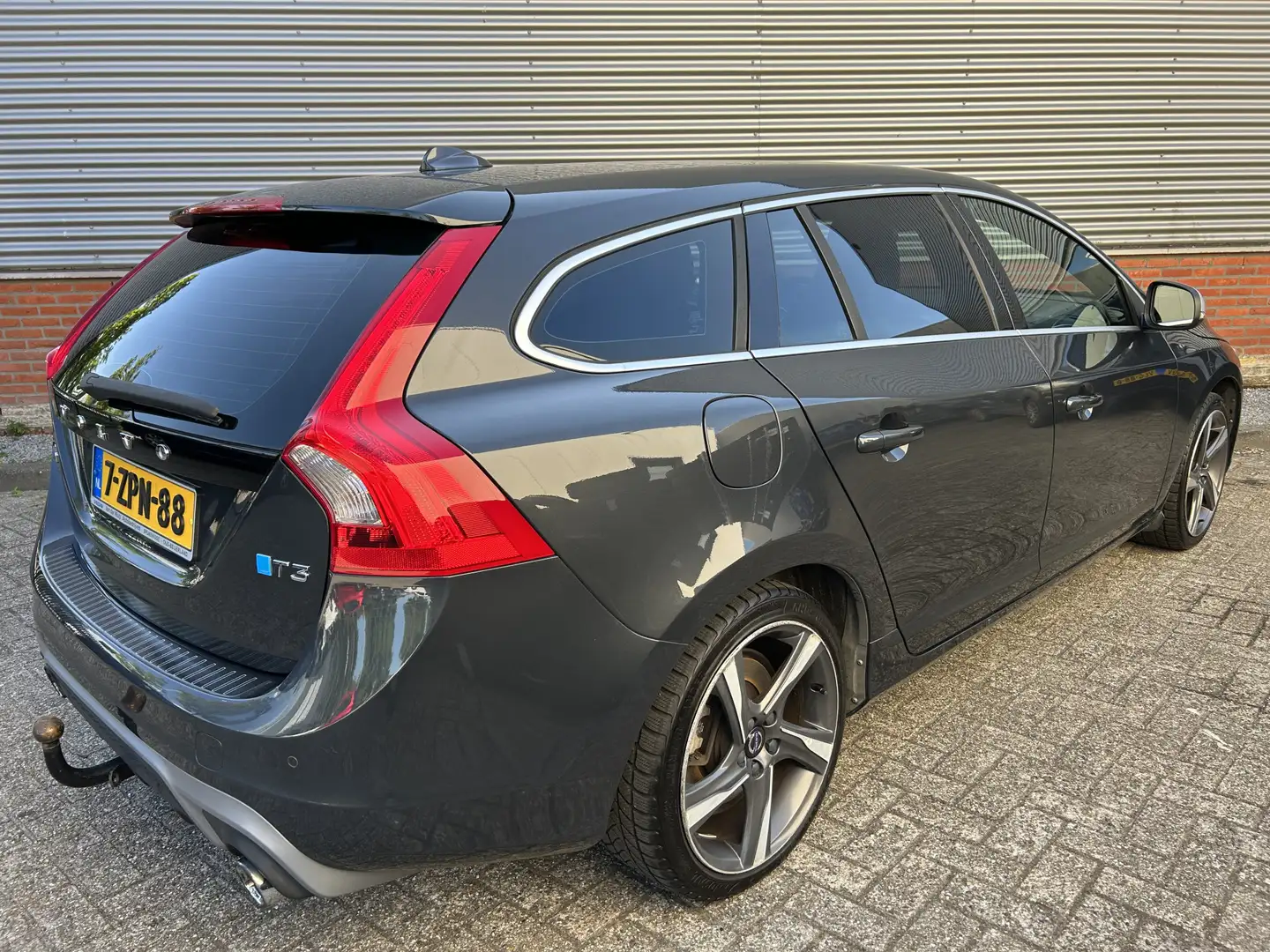 Volvo V60 1.6 T3 R-Design | Trekhaak | Automaat | Grijs - 2