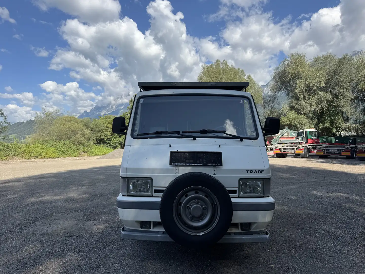 Nissan Trade - 1