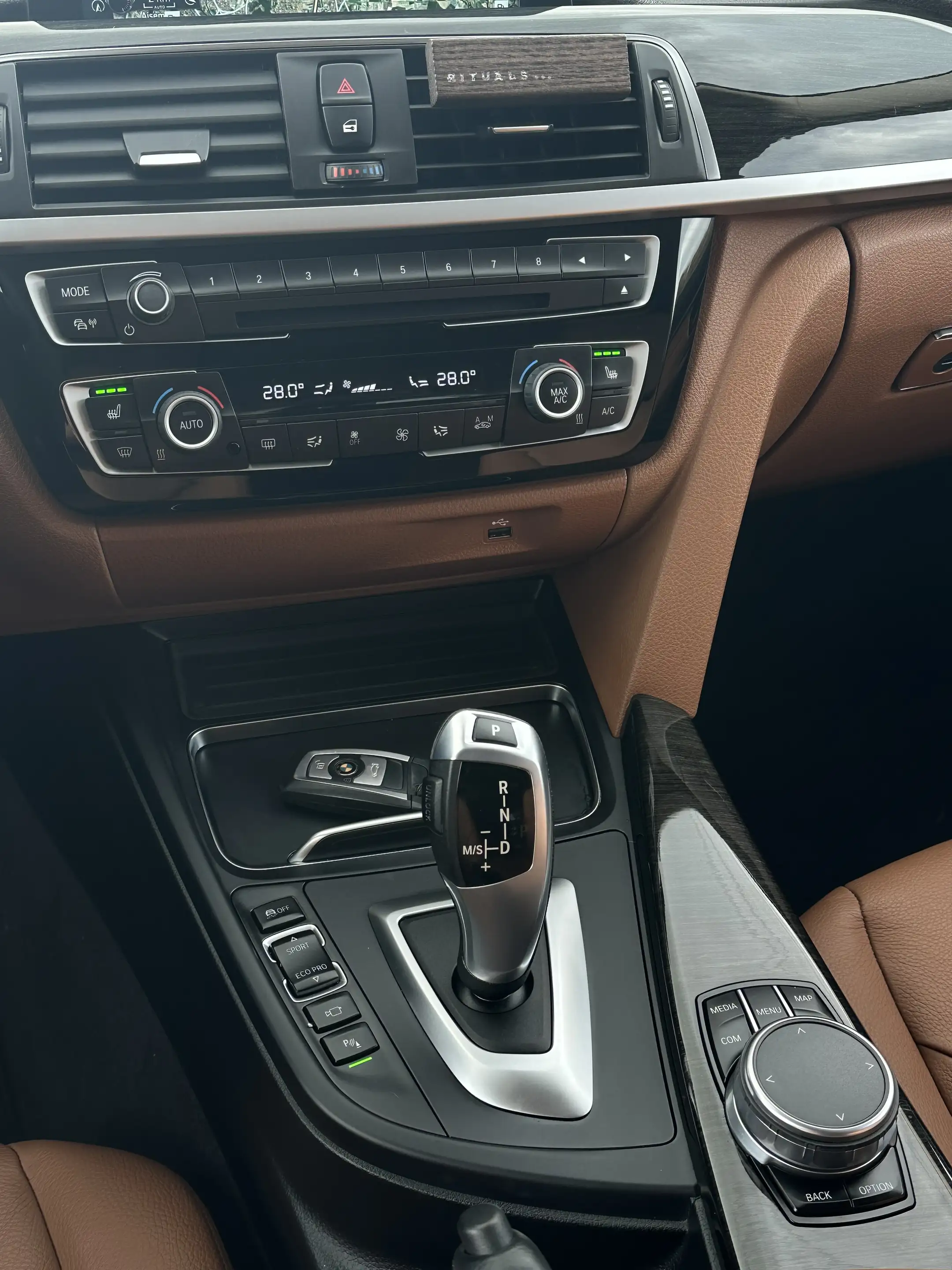 BMW 316 dA Luxury / GPS Cuir LED Caméra Cruise Capteurs — photo 10