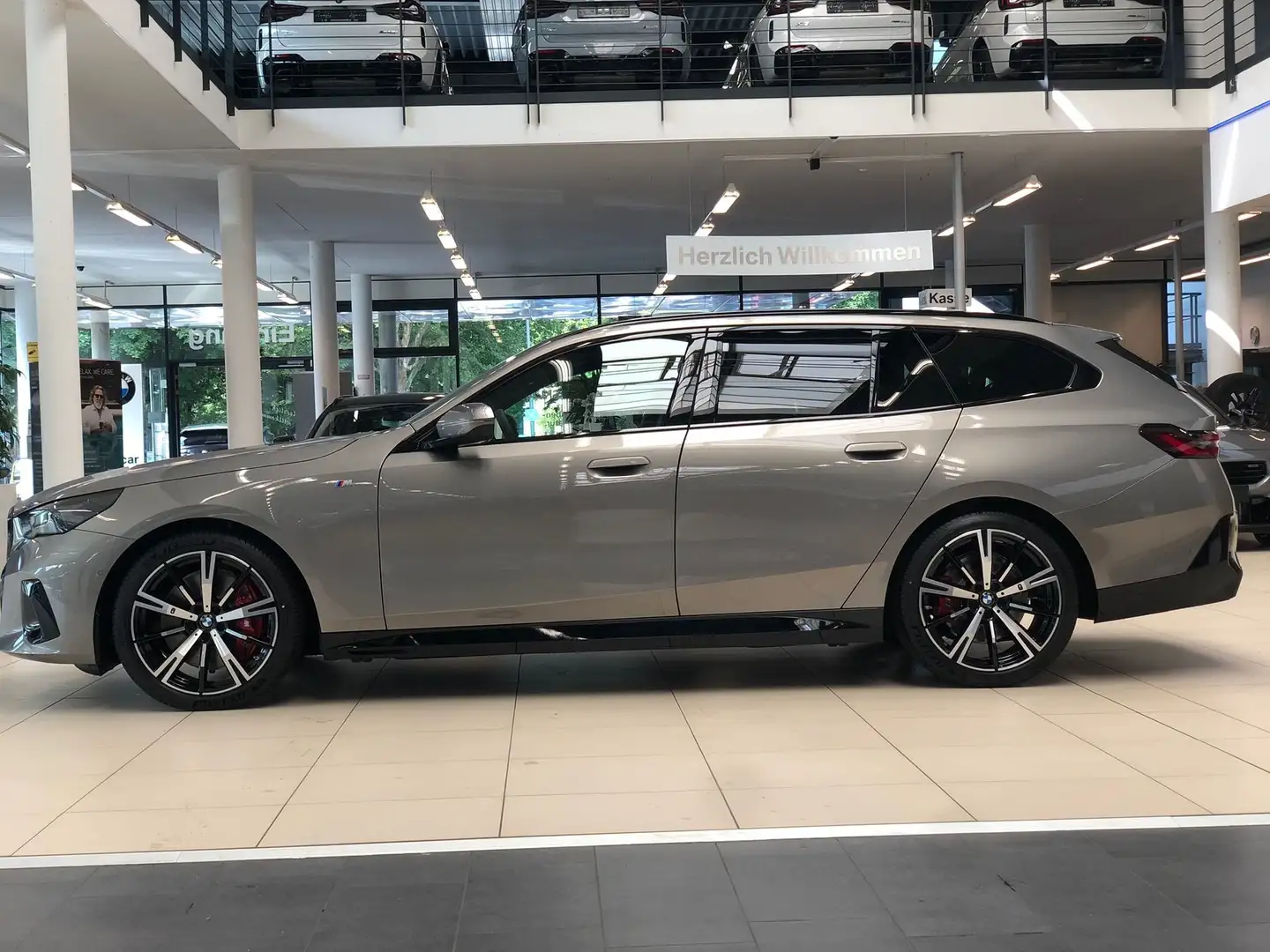 BMW 540 d xDrive M Sport+HUD+PANO+ACC+AHK+RFK+HiFi+uvm. Grau - 2
