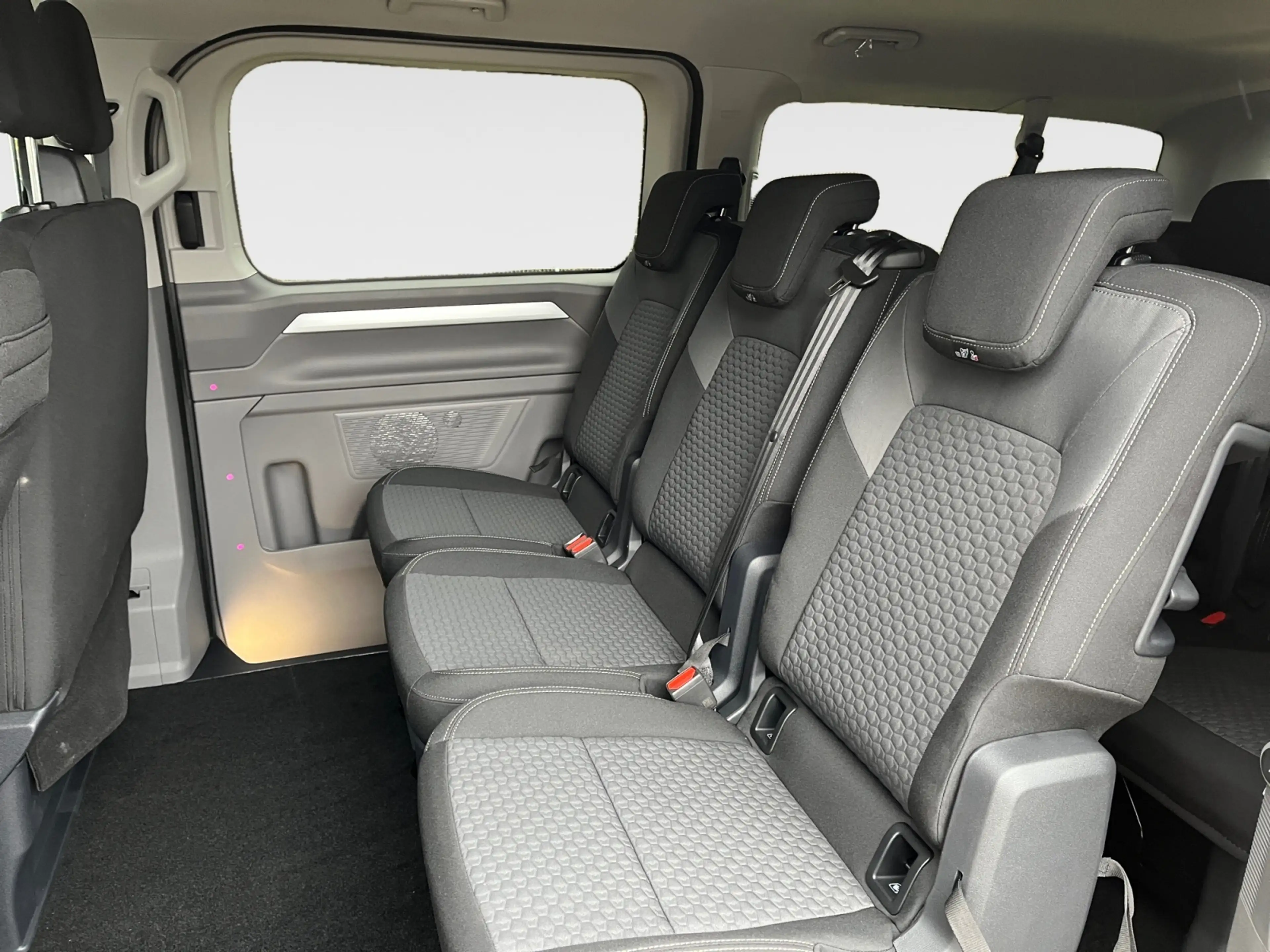 Volkswagen T7 Caravelle LR 2,0 TDI DSG 9-Stz Life AHK 360° — photo 9