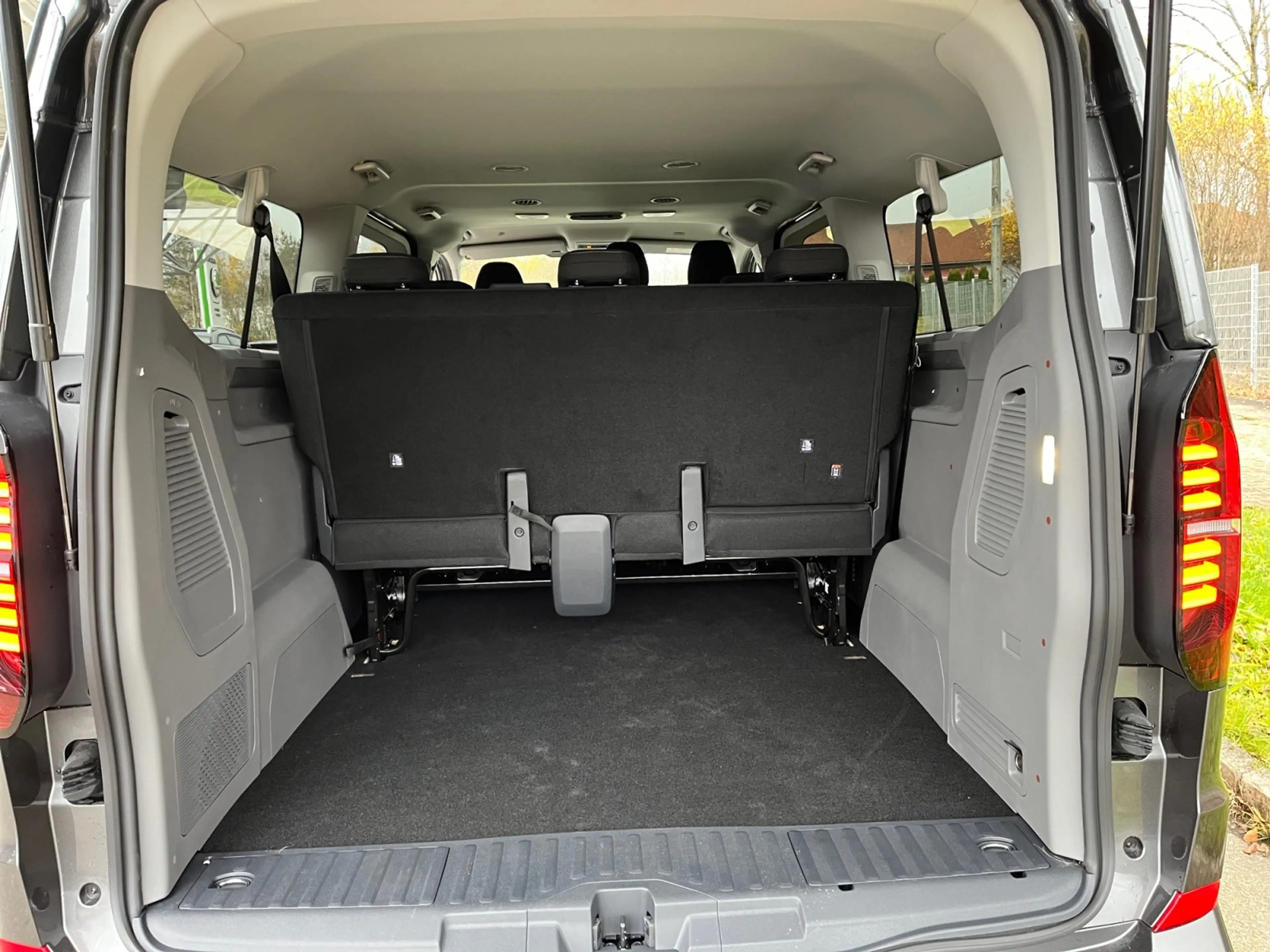 Volkswagen T7 Caravelle LR 2,0 TDI DSG 9-Stz Life AHK 360° — photo 11