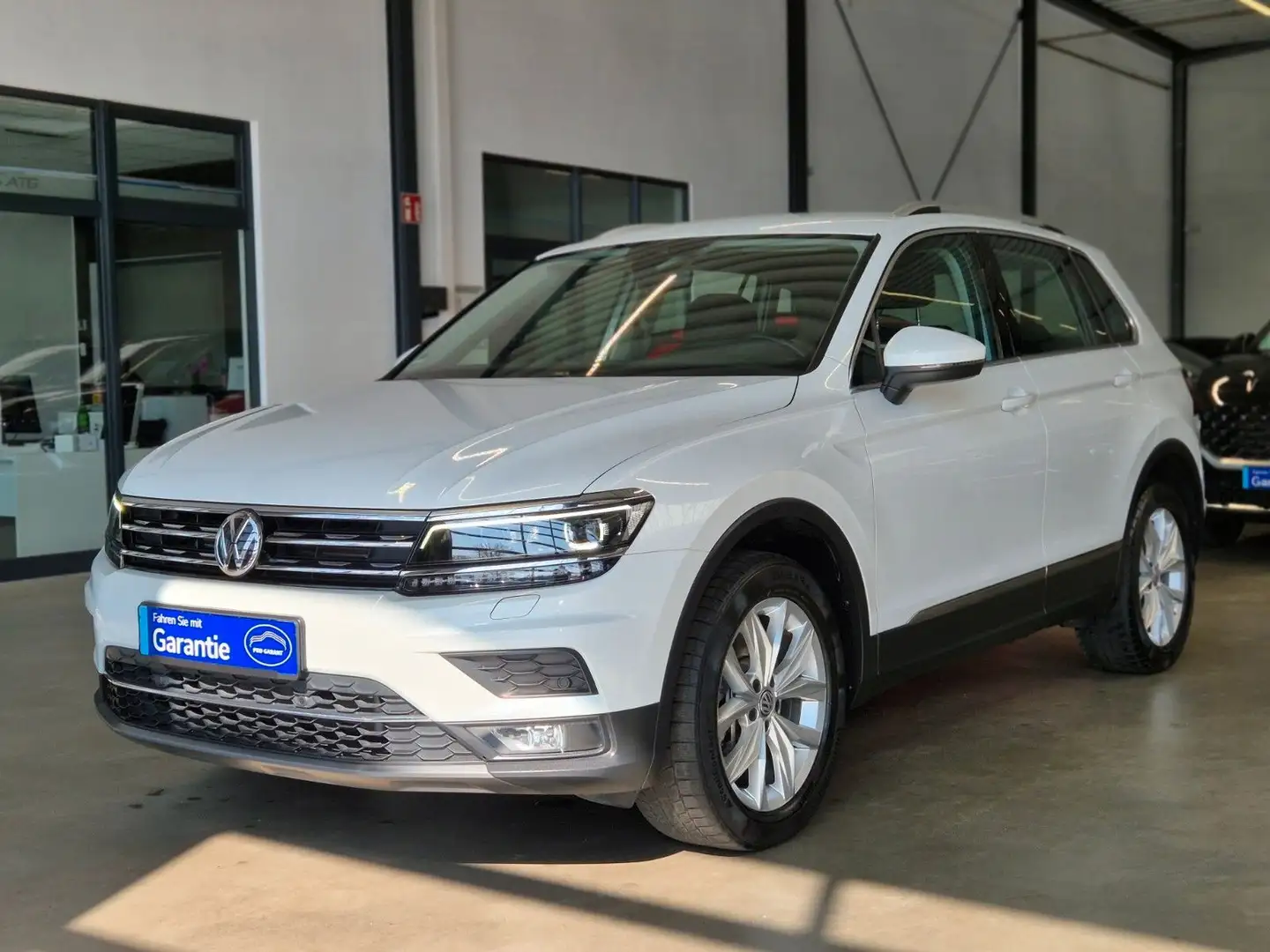 Volkswagen Tiguan TIGUAN 2.0 TSI HIGHLINE 4M NAVI SHZ PDC AHK ACC Weiß - 2