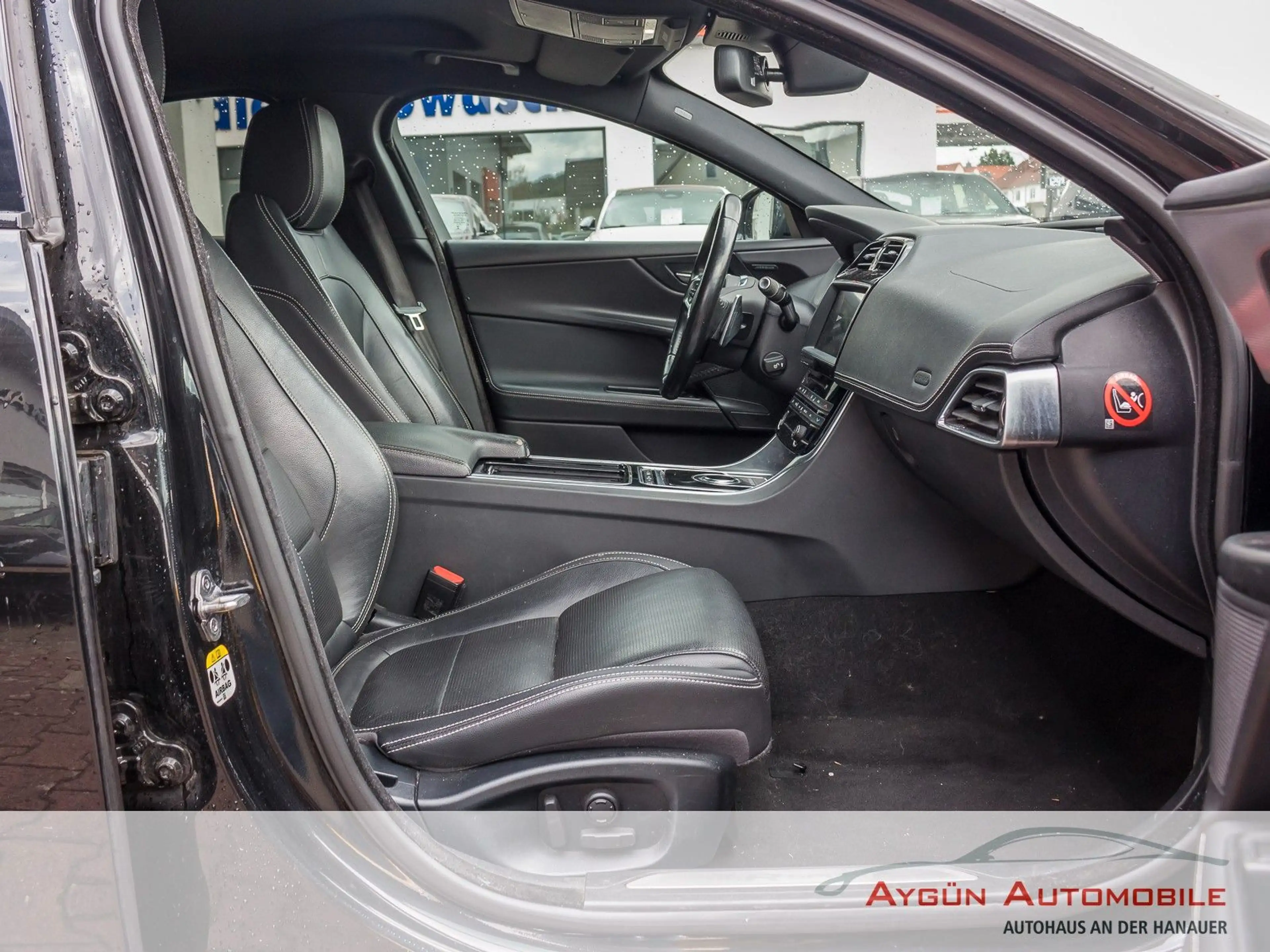 Jaguar XE R-Sport 20d — photo 15